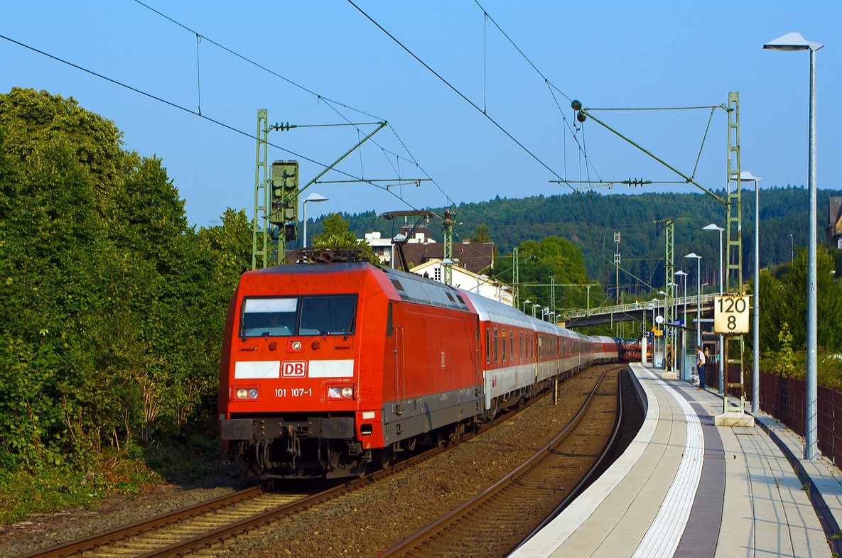 Die DB 101 107-1 mit dem DB Autozug AZ 1356 Narbonne-Dsseldorf Hbf, fhrt am 30.08.2013 durch den Bahnhof Kirchen/Sieg. 

Der Autozug kommt aus Narbonne dies liegt an der sdfranzsischen Mittelmeerkste in der Provinz Languedoc-Roussillon. 

Die Lok wurde 1998 bei ADTRanz in Kassel unter der Fabriknummer 33217  gebaut.
