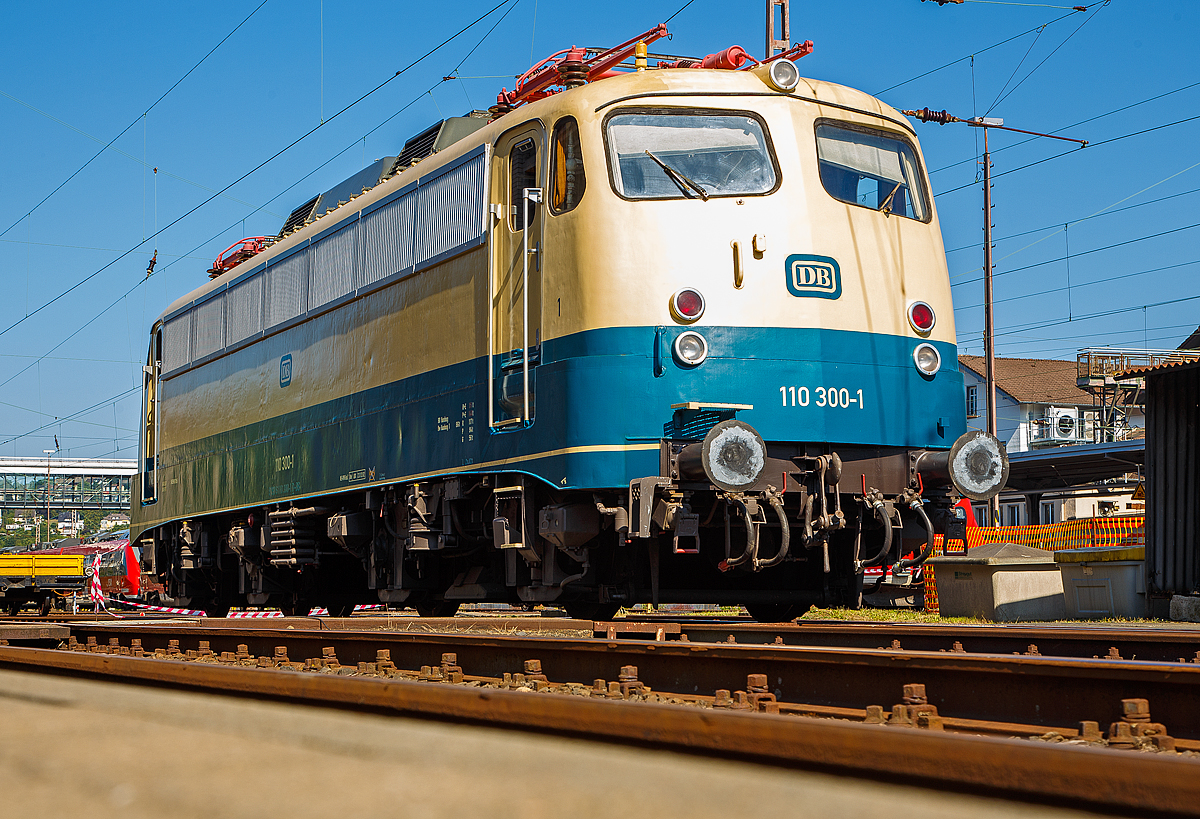 Die DB 110 300-1 (91 80 6110 300-1 D-DB), ex DB E 10 300, wurde am 24.08.2019 beim alljährliche Lokschuppenfest im Südwestfälischen Eisenbahnmuseum in Siegen präsentiert.

Die Bügelfalten E 10 wurde 1963 von der Krauss-Maffei AG in München-Allach unter der Fabriknummer 1897, der elektrische Teil ist von Siemens-Schuckert-Werke (SSW) in Berlin. Ihre letzte Einsatzfahrt hatte die Lok 2010. Seit 2011 ist sie vom DB Museum eine Dauerleihgabe an den Verein Baureihe E10 e.V. und beim Museum Koblenz-Lützel abgestellt. Im Jahr 2015 wurde die Lok in ozeanblau/beige um lackiert. Sie ist funktionsfähig hat aber kein HU.

Zur Erprobung von Komponenten für die DB-Baureihe E 03 wurden die Lokomotiven E 10 299 und E 10 300 für das Bundesbahn-Zentralamt München umgebaut.  Die Lokomotiven erreichten auf der Messstrecke von Bamberg nach Forchheim 1963 die Höchstgeschwindigkeit von 200 km/h. Bis zum November 1971 besaß die 110 300-1 Versuchsdrehgestelle für 200 km/h. Auch wurden auf ihr diverse Versuchsstromabnehmer erprobt. Zudem besaß sie NBÜ (Notbremsüberbrückung) und eP-Bremse (Elektropneumatische Bremse).

TECHNISCHE DATEN:
Spurweite: 1.435 mm
Achsanordnung:   Bo´Bo´   
Länge über Puffer:  16.440 mm 
Drehzapfenabstand:   7.900 mm   
Achsstand in den Drehgestellen:  3.400 mm   
Dienstgewicht:  86 t   
Achslast: 21 t   
Höchstgeschwindigkeit (zul.):  140 Km/h (Anfangs 200 km/h)
Anfahrzugkraft: 275 kN
Nennleistung:  3.700 kW (5.032 PS)
Anzahl Fahrmotoren  4   
Antriebsart: Gummiringfeder mit einseitigem Stirnradgetriebe   
Länge über Puffer:  16.440 mm 
Drehzapfenabstand:   7.900 mm   
Achsstand in den Drehgestellen:  3.400 mm   
Kleinster befahrbarer Radius:  100 m   
Stromsystem:  Einphasen-Wechselstrom 15 000 V, 16 2/3 Hz 
Elektrische Bremse: Gleichstrom-Widerstandsbremse