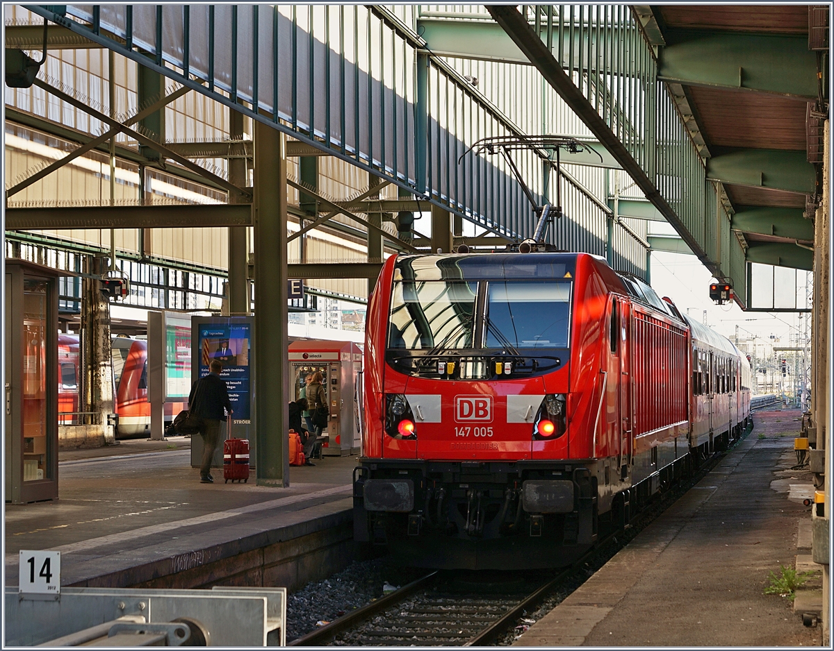 Die DB 147 005 wartet mit ihremn n-Wagen in Stuttgart auf die Abfahrt.
5. Okt. 2017