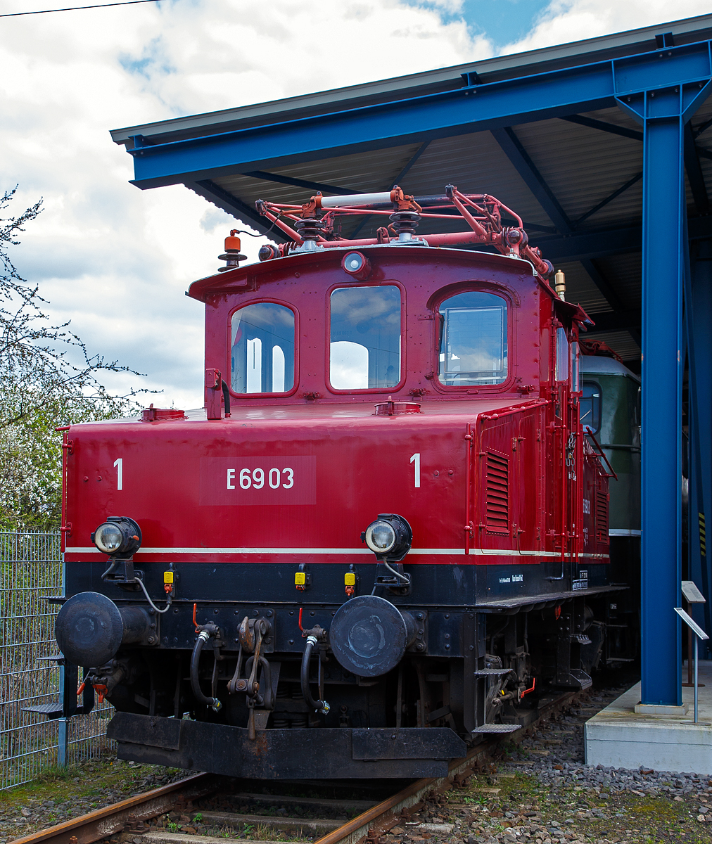 Die DB 169 003-1 (97 80 8169 003-1 D-DB), ex DB E 69 03, ex DR E 69 03, ex LAG 3 „Hermine“, am 09.04.2016 im DB Museum Koblenz. 

Die Lok wurde 1912 von der Lokomotivfabrik Krauss & Comp. in München unter der Fabriknummer 8108 gebaut, der elektrische Teil wurde von den Siemens-Schuckert-Werken (SSW) aus Berlin unter der Fabriknummer 25 geliefert. 1940 wurde die Lok elektrisch modernisiert, diese wurde Brown-Boveri und Co. (BBC) in Mannheim unter der Fabriknummer 5186 ausgeführt.

Bezeichnungen und Eigentümer der Lok:
1912 bis 1938: LAG 3 „Hermine“ (Lokalbahn Aktien-Gesellschaft)
1938 bis 1949: DR E 69 03 (Deutsche Reichsbahn)
1949 bis 1968: DB E 69 03 (Deutsche Bundesbahn)
1968 bis 1982: DB 169 003-1 (Deutsche Bundesbahn)
Seit 1982: E 69 03 (VM Nürnberg / DB Museum)
Seit 2008 steht sie im DB Museum in Koblenz-Lützel und trägt die Nummer 97 80 8169 003-1 D-DB im nationalen Fahrzeugregister. Ihre Fristen laufen bis 2026.

Als LAG 1 bis 5 wurden die fünf weitgehend ähnlichen Elektrolokomotiven der Lokalbahn Aktien-Gesellschaft (LAG) bezeichnet. Nach der Verstaatlichung der LAG am 1. August 1938 bezeichnete die Deutsche Reichsbahn (DR) die Lokomotiven als E 69 01–05.

Die Gemeinsamkeiten der E 69er:
Alle fünf Lokomotiven wurden von der LAG beschafft und auf der Ammergaubahn, der Strecke von Murnau nach Oberammergau eingesetzt. Die Strecke wurde 1904 zuerst mit Einphasenwechselstrom von 5,5 kV 16 Hz elektrifiziert. Der Betrieb wurde mit vier elektrischen Triebwagen aufgenommen. Später erfolgte jedoch wegen der einfacheren Umformung aus dem öffentlichen 50Hz-Netz eine Umstellung auf 5 kV 16 ⅔ Hz. Bei der Übernahme 1938 reihte die DR alle Lokomotiven als Baureihe E 69 in ihr Nummernsystem ein, bei der LAG hatten die Loks sowohl Nummern als auch weibliche Vornamen. Die Deutsche Bundesbahn (DB) stellte die Strecke 1954/55 auf ihr Bahnstromsystem mit 15 kV und 16 ⅔ Hz um, was einen wiederum größeren Umbau der Maschinen nötig machte.


Die Geschichte der  LAG 3 „Hermine“, sowie der baugleichen LAG 2 „Pauline“ (später E 69 02–03):
Als das Verkehrsaufkommen auf der Strecke immer weiter zunahm und insbesondere im Hinblick auf die Oberammergauer Passionsspiele 1910, mussten weitere Lokomotiven für den Einsatz vor Personenzügen beschafft werden. Die LAG 2 wurde im August 1909 in Dienst gestellt, Lieferfirmen waren Krauss und SSW. Äußerlich war sie der LAG 1 sehr ähnlich und sie hatte auch den gleichen Stromabnehmer, lediglich die Vorbauten waren etwas höher, um die wesentlich stärkeren Motoren unterzubringen.

Bereits drei Jahre danach im Jahr 1912, wurde von denselben Lieferanten die LAG 3 geliefert, die ein nahezu identischer Nachbau ihrer Vorgängerin war. Von der LAG 2 unterscheidet sie sich lediglich in kleinen Details.

Bei einem Umbau in der LAG-Werkstatt in Murnau wurde 1938 in Zusammenarbeit mit BBC nahezu die gesamte elektrische Ausrüstung der LAG 2 erneuert. Die gleiche Behandlung erfuhr nach der Übernahme durch die DR die E 69 03 im Jahre 1940.

Beide Maschinen erhielten 1949 Fahrmotoren von ausgemusterten Elektro-Triebwagen der Baureihe ET 31. Die Umstellung der Strecke auf die Fahrdrahtspannung von 15 kV, 16 ⅔ Hz machte einen erneuten Umbau erforderlich, der wieder im AW München-Freimann durchgeführt wurde. 1955 wurden beide Loks dann in Heidelberg stationiert, wo sie als Verschiebeloks eingesetzt wurden. Nach neun Jahren in der Fremde kehrten sie 1964 auf ihre bayrische Stammstrecke zurück, wo sie bis zu ihrer Ausmusterung 1982 Dienst taten. Die 169 002 war viele Jahre lang die älteste Ellok der DB.

Die Loks waren bis Mai 1981 für den Verkehr nach Oberammergau zuständig, 169 002 fuhr im folgenden Sommerfahrplan 1981 noch ein Gmp-Paar zwischen Garmisch und Griesen, während 003 als Ersatzlok für die letzte Leistung, dem Güterzug nach Oberammergau, der durch die 169 005 gefahren wurde, diente. Letzte Planeinsätze erfolgten am 25. September 1981 mit 169 003 Murnau–Oberammergau–Murnau und am 26. September 1981 durch 169 002 Garmisch–Giesen und zurück. Beide Loks bleiben für Sonderzugeinsätze noch bis 29. Juni 1982 im Einsatzbestand, dann erfolgte die Ausmusterung.

Beide Lokomotiven existieren noch und befinden sich im Besitz des DB-Museums, wo sie optisch aufgearbeitet und wieder in E 69 umgezeichnet wurden. Die E 69 02 befindet sich in Fahrzeughalle 1 des DB Museum Nürnberg. Die Lok ist technisch voll fahrfähig. Die E 69 03 ist betriebsfähig und befindet sich seit 2008 im DB Museum in Koblenz-Lützel mit Fristen bis 2026.

TECHNISCHE DATEN der 169 002 und 003:
Baujahre: 1909 (E 69 02) und 1912 (E 69 03)
Ausmusterung: 1982
Spurweite: 1.435 mm (Normalspur)
Achsformel: Bo
Länge über Puffer: 	7.350 mm
Achsabstand: 3.500 mm
Treibraddurchmesser: 1.000 mm (neu)
Dienstgewicht: 25,5 t
Radsatzfahrmasse: 12,8 t
Stundenleistung: 352 kW
Dauerleistung: 306 kW
Anfahrzugkraft: 82 kN
Höchstgeschwindigkeit: 	50 km/h
Anzahl der Fahrmotoren: 2
Antrieb: Tatzlager-Antrieb
Stromsystem: 15 kV, 16 2⁄3 Hz  AC (5 kV, 16 2⁄3 Hz AC bzw. 5,5 kV, 16 Hz AC)
Stromübertragung: 	Oberleitung


Erwähnen möchte ich noch die ex LAG 5 „Adolphine“ (E 69 05 bzw. 169 005-6):
Als letzte und mit Abstand leistungsstärkste Lokomotive (75% höhere Leistung und ca. 25% mehr Zugkraft beschaffte die LAG, für schwerer Güterzüge, im Jahre 1930 die Nr. 5 von Maffei und SSW. Gegenüber den ersten vier Loks hatte die LAG 5 wesentlich stärkere Tatzlagermotoren sowie einen längeren Achsstand und war insgesamt länger. Das Führerhaus war wesentlich geräumiger gestaltet, die dadurch relativ kurzen, aber hohen und nur wenig abgeschrägten Vorbauten gaben der Maschine ein bulliges Aussehen. 

Die 169 005 ist ebenfalls erhalten und befindet sich im Besitz des Bayerischer Localbahn Verein e.V.  und steht im BW Landshut. Sie ist betriebsfähig und wurde 2004 mit PZB 90 für den Betrieb auf DB-Gleisen ausgerüstet. Nach neuer Untersuchung kann sie bis Mitte der 2020er Jahre im Einsatz bleiben.


Auch die beiden anderen Loks sind erhalten geblieben:
Die ex LAG 1 „Katharina“ (E 69 01) steht in der Lokwelt Freilassing. 
Und die LAG 4 „Johanna“ (E 69 04 bzw. 169 004-9) steht seit 1997 als Denkmal vor dem Bahnhof in Murnau (am Staffelsee), 2013 wurde der Anstrich der Lok erneuert und das Denkmal um einen historischen Fahrleitungsmast der Bahnstrecke Murnau–Oberammergau samt Oberleitung ergänzt.
