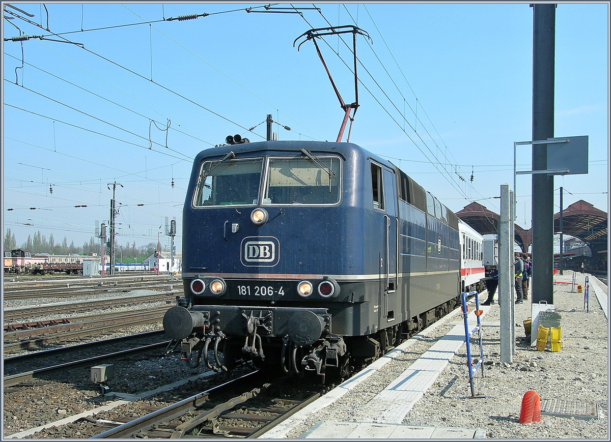 Die DB 181 206-4 übermnimmt in Strasbourg eine EC von Paris.
10. April 2007