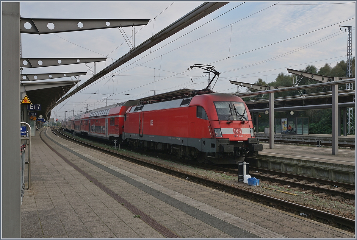 Die DB 182 012 wartet mit einer RB Richtung Berlin in Rostock auf die Abfahrt.
Auch diese Strecke soll künftig mit Doppelstocktriebzügen bedient werden.
27. Sept. 2017