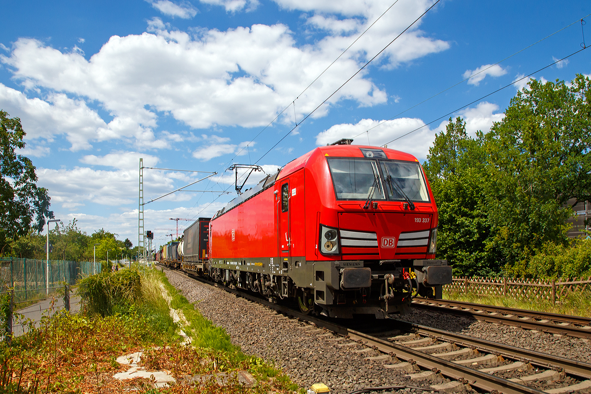 
Die DB 193 337 (91 80 6193 337-3 D-DB) fährt am 30.05.2020 mit einem KLV-Zug durch Bonn-Gronau in Richtung Süden.

Die Siemens Vectron MS (200 km/h - 6.4 MW) wurden 2018 von Siemens unter der Fabriknummer 22417 und gebaut, sie hat die Zulassungen für CH/ D/ A/ I / NL und kann so vom Mittelmeer bis an die Nordsee ohne Lokwechsel durchfahren.