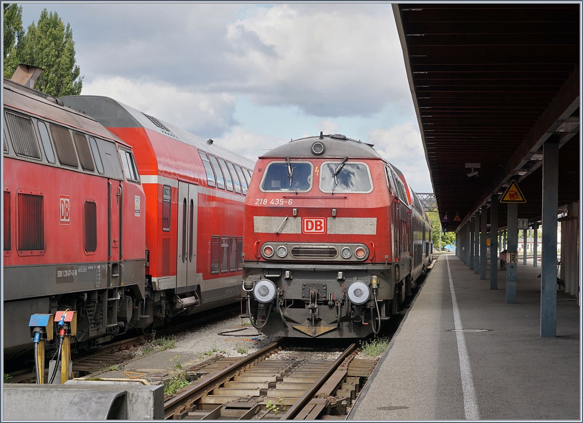 Die DB 218 435-6 ist mit ihrem  Südbahn  RE in Lindau eingetroffen.

24. Sept. 2019