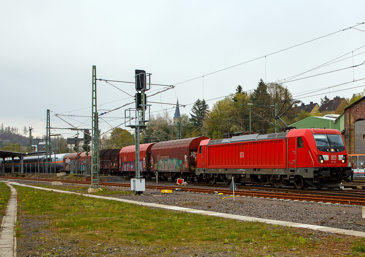 Die DB Cargo 187 107-8 (91 80 6187 107-8 D-DB) fährt am 29.04.2021 mit einem gemischten Güterzug durch Betzdorf (Sieg) in Richtung Köln.

Die Bombardier TRAXX F140 AC3 wurde 2015 von der Bombardier Transportation GmbH in Kassel unter der Fabriknummer  35226  gebaut.  Die TRAXX F140 AC3 Varianten der DB Cargo (BR 187.1) haben keine Last-Mile-Einrichtung. Die Höchstgeschwindigkeit beträgt 140km/h. Die Lokomotiven können in gemischter Mehrfachtraktion mit BR185 und BR186 eingesetzt werden.