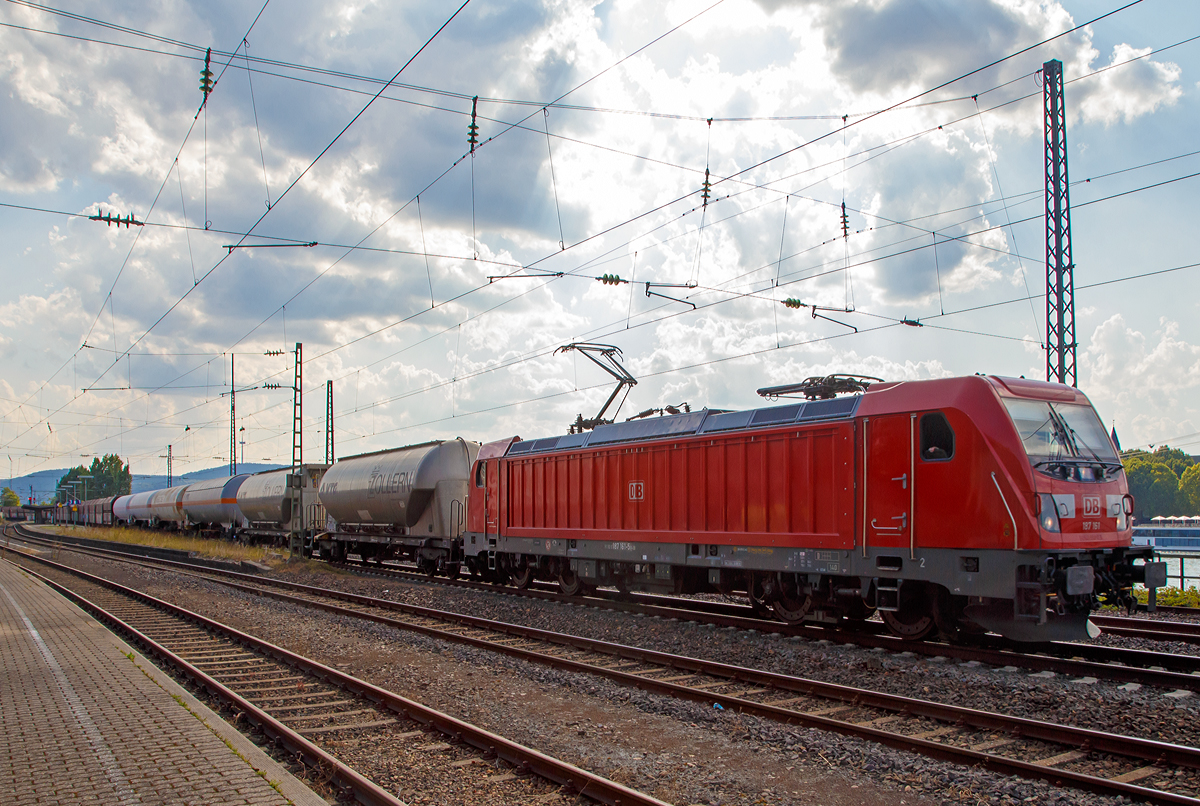 Die DB Cargo 187 161 (91 80 6187 161-5 D-DB) fährt am 31.08.2019 mit einem gemischten Güterzug durch Koblenz-Ehrenbreitstein rheinabwärts in Richtung Norden.

Die Bombardier TRAXX F140 AC3 wurde 2018 von der Bombardier Transportation GmbH in Kassel unter der Fabriknummer KAS 35490 gebaut.  

Die TRAXX F140 AC ist eine vierachsige Zweifrequenz-Wechselstromlokomotive mit einer Leistung von 5.600 kW eigentlich für den grenzüberschreitenden Einsatz. Die Lokomotive befördert hauptsächlich Güterzüge auf den europäischen Hauptstrecken, die mit 15 kV oder 25 kV elektrifiziert sind. Diese DB Cargo Lok ist jedoch nur für den deutschen Güterverkehr. Zudem habe die DB-Varianten der BR 187 keine Last-Mile-Einrichtung. Die Höchstgeschwindigkeit beträgt 140km/h. Die Lokomotiven können in gemischter Mehrfachtraktion mit BR185 und BR186 eingesetzt werden