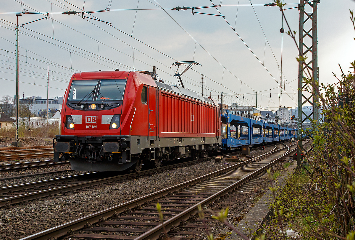 Die DB Cargo 187 189 (91 80 6187 189-6 D-DB) fährt am 21.04.2021 mit einem leeren SITFA-Autotransportzug (dreiachsiger Doppelstock-Autotransportwagen der Gattung Laekks)  durch Siegen, und biegt gleich in Richtung Dillenburg ab.

Die Bombardier TRAXX F140 AC3 wurde 2019 von der Bombardier Transportation GmbH in Kassel unter der Fabriknummer  35588 gebaut.  