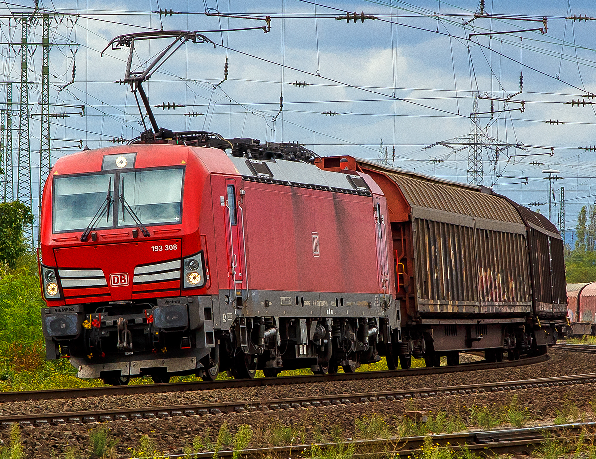 
Die DB Cargo 193 308 (91 80 6193 308-4 D-DB) fährt am 04.09.2020 mit einem gem. Güterzug durch Koblenz-Lützel in Richtung Süden.

Die Vectron MS wurde 2018 von Siemens in München unter der Fabriknummer 22396 gebaut und an die DB Cargo geliefert.  Diese Vectron Lokomotive ist als MS – Lokomotive (Multisystem-Variante) mit 6.400 kW konzipiert und zugelassen für Deutschland, Österreich, Schweiz, Italien und Niederlande, sie hat eine Höchstgeschwindigkeit von 200 km/h. So ist es möglich ohne Lokwechsel vom Mittelmeer die Nordseehäfen Rotterdam oder Hamburg an zu fahren.