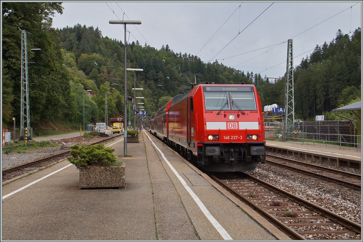 Die DB E 146 237-3 erreicht mit eine RE von Karlsruhe kommend den Schwarzwaldbahnhof Triberg.
15. Sept. 2015