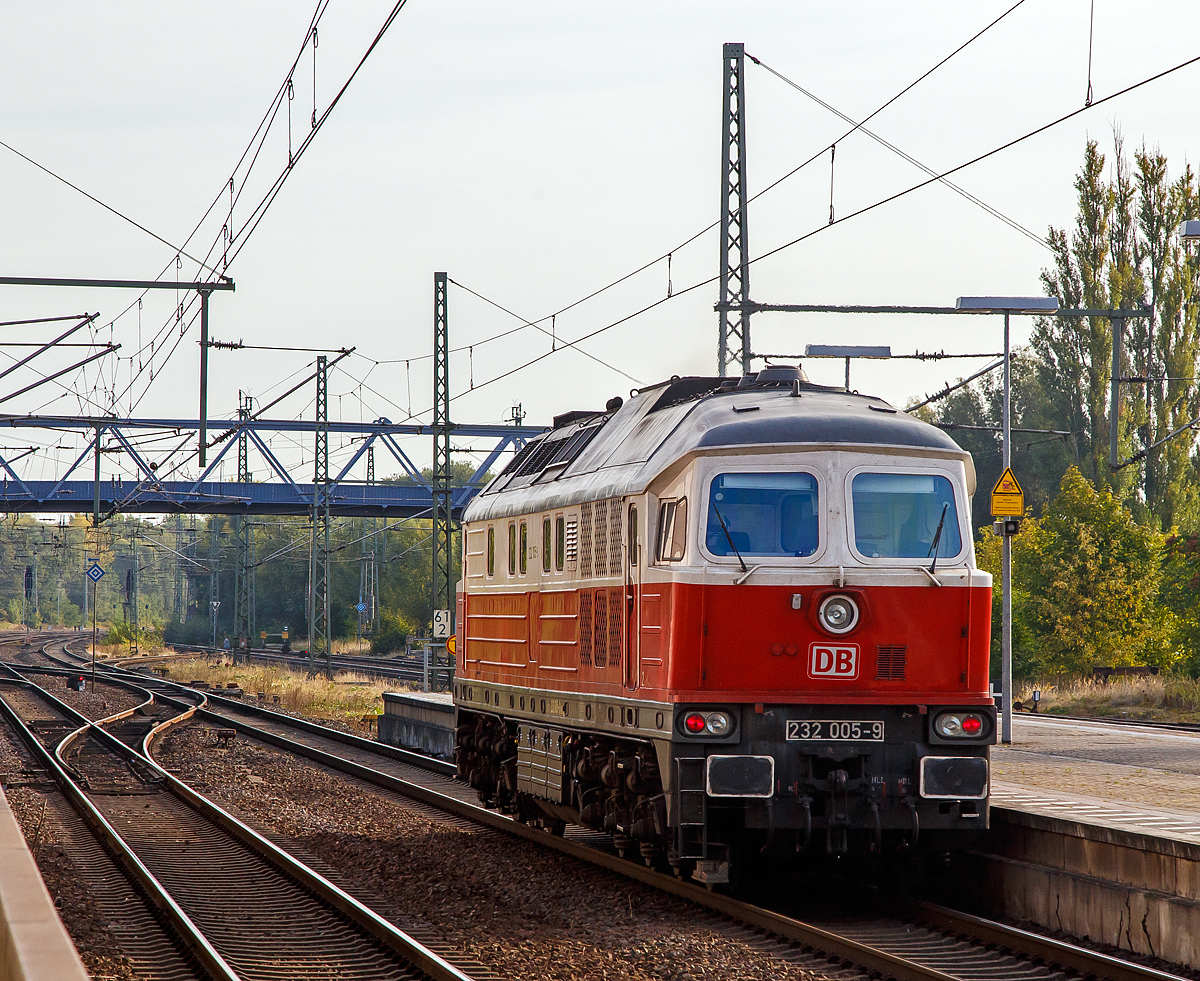 Die DB   Ludmilla  232 005-9 (92 80 1232 005-9 D-DB) der DB Cargo Deutschland AG, ex DR 132 005-0 fährt am 20.09.2018 durch den Bahnhof Brandenburg an der Havel. 

Die Ludmilla bzw. DR V 300 wurde 1973 von Lokomotivfabrik Oktober-Revolution, Woroschilowgrad  (Sowjetunion) unter der Fabriknummer 0195 und als 132 005-0 an die DR geliefert.
