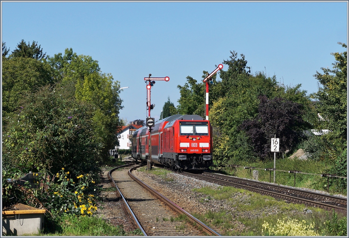 Die DB V 245 035 verlässt mit ihrem IRE nach Laupheim West den letzten Bahnhof in Bayern, Nonnenhorn, und wird in wenigen Minuten Kressbronn in Baden Württemberg erreichen. 

25. Sept. 2018