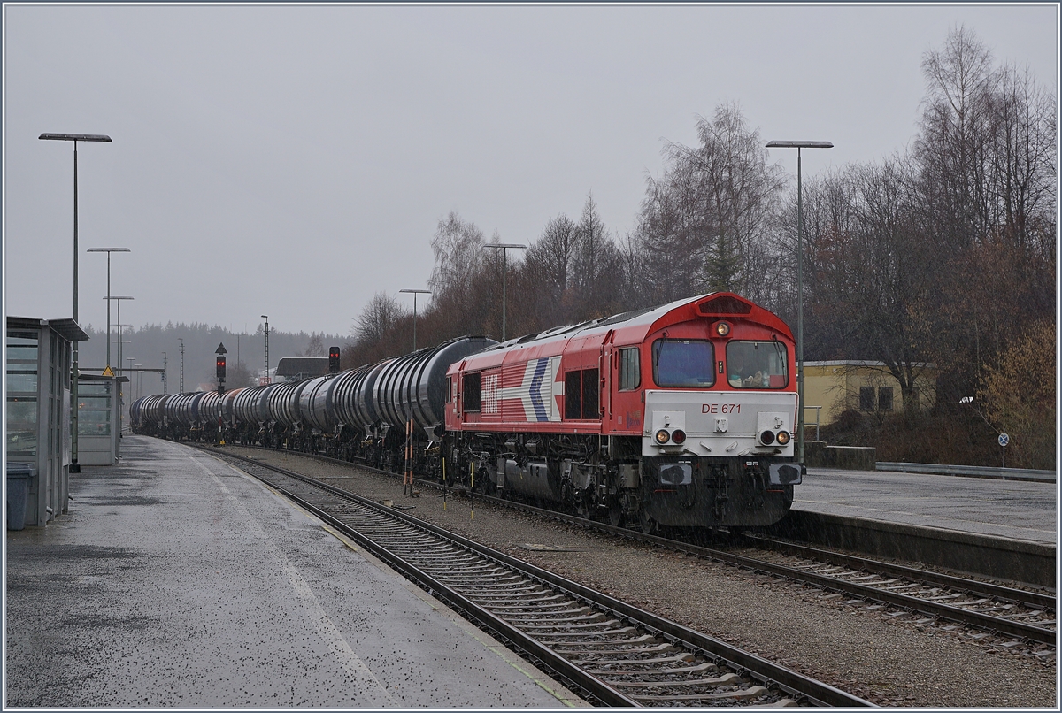 Die DE 671 (UIC 92 80 1266 071-0 D-RHC) rangiert in Kempten.

15. Mrz 2019