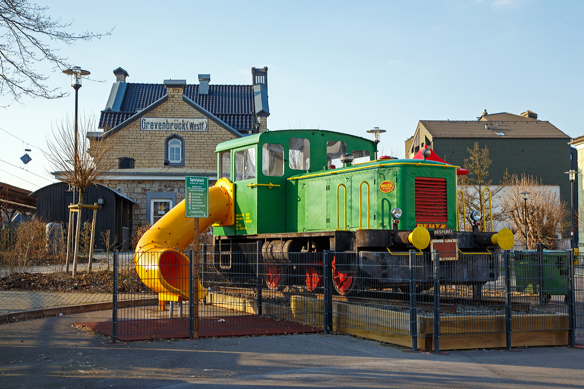 
Die Deutz N° 56580 steht nun aufgefrischt als Spielplatzlok vor dem Empfangsgebäude vom Bahnhof Grevenbrück (Westf.), hier am 27.02.2016. Im Jahr 2013 konnte ich sie noch beim Grevenbrücker Kalkwerk ablichten: 
http://hellertal.startbilder.de/bild/Deutschland~Dieselloks~_Deutz+div.+Typen/296482/die-deutz-n-56580-werkslok-der.html  Im Dezember 2014 wurde sie von der Rheinkalk Grevenbrück GmbH an die Stadt Lennestadt versenkt, von der Grevenbrück ein Stadtteil ist. Nun hat die Lok hier eine neue Verwendung gefunden.

Die normalspurige Lok vom Typ Deutz A12L 614 R wurde 1957 von Deutz unter der Fabriknummer 56580 gebaut und an Albert Sonnenberg GmbH in Düsseldorf geliefert. 1974 ging sie über einen Händler an Union Deutsche Lebensmittelwerke GmbH, Werk Fettraffinerie Brake (Brake  1 ), bis sie 2003 wieder über einen Händler zum Kalkwerk kam.

Mit ca. 200 PS stellte die A12L 614 R die stärkste zweiachsige Maschine im Programm der Maschinen mit luftgekühlten Motoren dar.

TECHNISCHE DATEN:
Spurweite: 1.435 mm (Normalspur)
Achsfolge: B
Eigengewicht: 28 t
Höchstgeschwindigkeit: 30 km/h
Anfahrzugkraft: 7.000 kg (34,67 kN)
Leistung: 200 PS bei 1.800 U/min
Motor: luftgekühlter 12 Zylinder V-Motor vom Typ Deutz A12L 614
Motorhubraum: 16 Liter