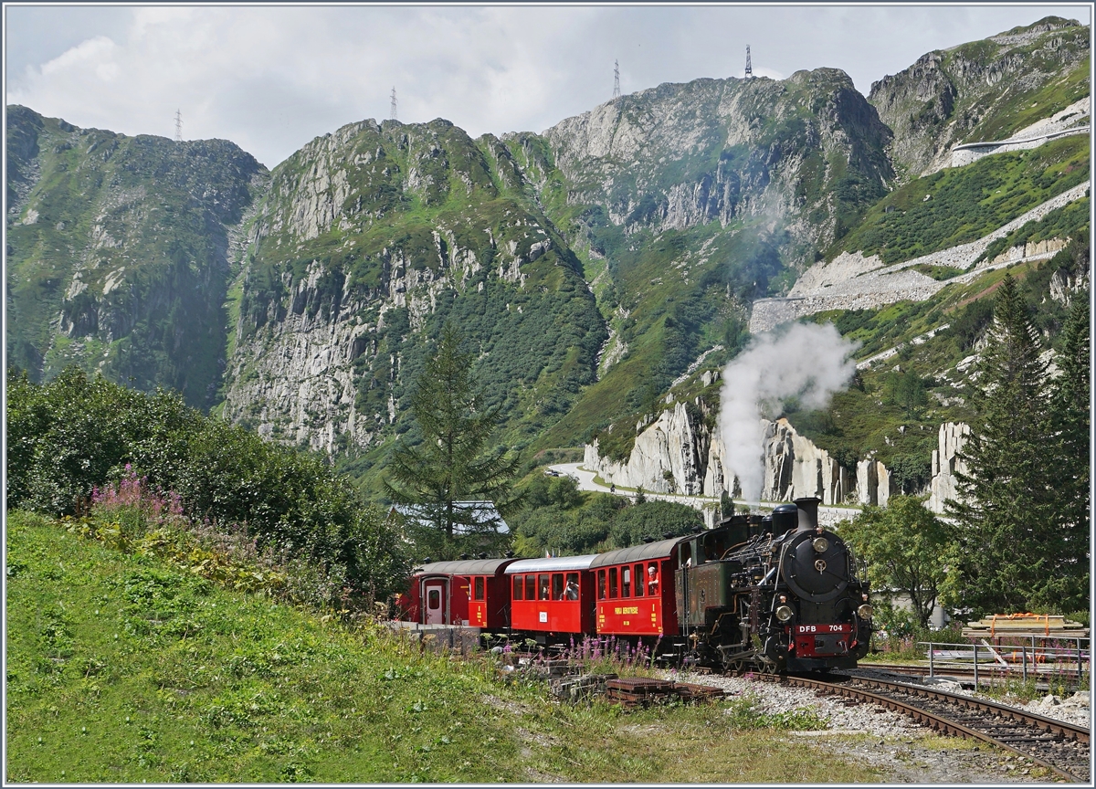 Die DFB HG 4/4 704 verlässt mit ihrem Extrazug den Bahnhof Gletsch, (Eine Version ohne Furkastrasse im Vordergrund) 

31. August 2019