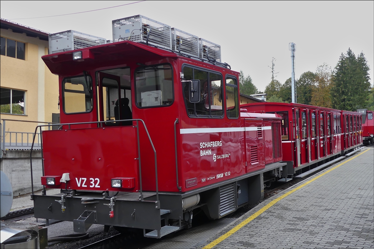 Die Diesel-Elektrische Lok VZ 32 der Schafbergbahn steht an der Talstation mit den Wagen bereit die Fahrgste auf den Schafberg hoch zu befrdern. 19.09.2018 (Jeanny)
Lok Daten: Gebaut von Stadler Rail AG, Baujahr 2016, Dieselmotor OM 502 LA mit 480 kW, Achsfolge BO(zz), Zahnradsystem von ABT, Spurweite 1000mmm, L..P: 7732 mm, Breite 2700 mm, Hhe 3795 mm, Gewicht 18,3 t, Achsstand 4050 mm,  Vmax 15 km/h, Fahrtdauer  35 min. 