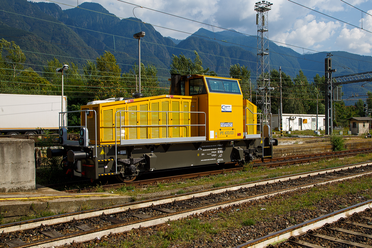 Die Diesellok IT-RFI 270847-4 eine zweiachsige dieselhydraulische IPE Locomotori 2000 Rangierlokomotive vom Typ IPE 600 der Ceprini Costruzioni Srl (Orvieto) ist am 07.09.2021 im Bahnhof Domodossola abgestellt.

Die IPE Locomotori 2000 srl ist der einzige italienische Hersteller fr die Produktion von Rangierlokomotiven. IPE Locomotori 2000 in Nogarole Rocca (VR) arbeitet mit der Vossloh Locomotives Group technisch zusammen. Die neue Lokomotive IPE600 ist eine Maschine, die fr den Umschlag von Gtern und / oder als Arbeitsmittel. Die geringe Gre der Lokomotive und ihre zentrale Kabine ermglichen eine weite Sicht und maximale Sicherheit bei Rangier- und Arbeitseinstzen. Neben dem konventionellen Dieselantrieb, mit dem eine Hchstgeschwindigkeit von 60 km/h erreicht werden kann, hat die Lokomotive ein hydrostatisches Getriebe fr Langsamfahrten (Hchstgeschwindigkeit 5 km/h).

TECHNISCHE DATEN:
Spurweite:  1.435 mm (Normalspur)
Achsformel:  A'A'
Bauart: zweiachsige dieselhydraulische Lokomotive
Lnge ber Puffer: 10.000 mm
Achsabstand: 6.000 mm
Triebraddurchmesser: 920 mm (neu) / 850 mm (abgenutzt)
Dienstgewicht:  30 t
Hchstgeschwindigkeit:  60 km/h 
Motor: 6-Zylinder vier Takt Dieselmotor vom Typ IVECO FPT CURSOR C13 500
Motorhubraum: 12,9 Liter
Motorleistung: 368kW (494PS)
Kleister befahrbarer Gleisbogen: R = 150 m