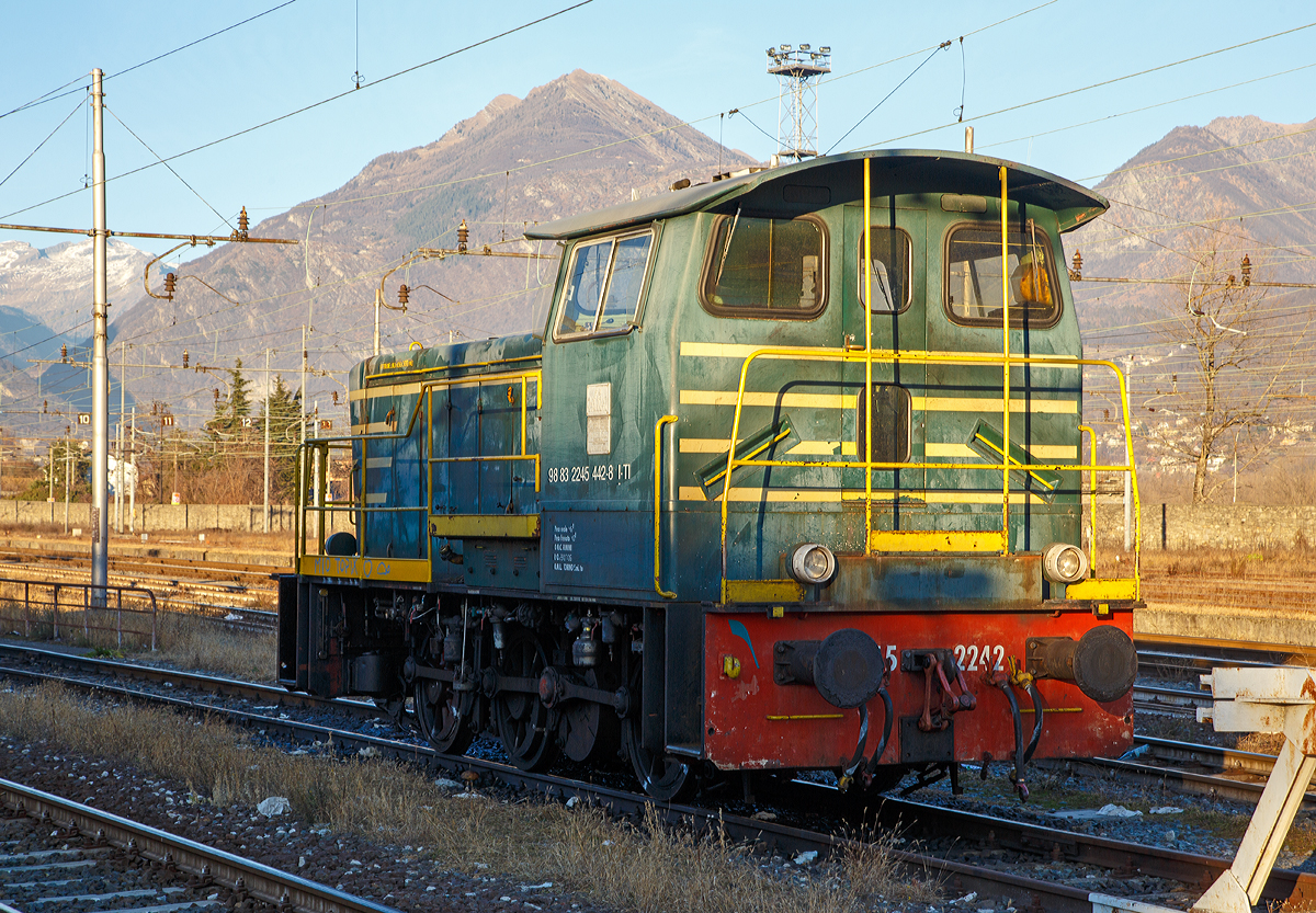 
Die Dieselrangierlok D.245.442-8 (98 83 2245 442-8 I-TI) der Trenitalia (100-prozentige Tochtergesellschaft der FS), ex FS 245.2242, abgestellt am 27.12.2015 im Bahnhofsareal in Domodossola.

Die FS (Ferrovie dello Stato Italiane S.p.A. / Italienische Staatseisenbahnen AG) führte 1963 die Reihe D.245 als leistungsfähigste Rangierlok ein. Die dreiachsigen Kraftpakete (Achsfolge C) wurden von verschiedenen Firmen in unterschiedlichen Formen geliefert. 

Die Formen ergeben sich aus den unterschiedlichen Serien, Herstellern und Baujahren und sind wie folgt:
245.6001–6124, Baujahre 1963 bis 1969, Cantieri Navali Riuniti/OM/Jenbacher Werke
245.0001–0058, Baujahre 1964 bis 1968, Hersteller: Antonio Badoni/OM
245.1001–1020, Baujahre 1964 bis 1968, Hersteller: OM/FIAT-Mercedes-Benz
245.2001–2020, Baujahr 1966, Hersteller: Officine Meccaniche Reggiane/Breda
245.2101–2286, Baujahre 1976 bis 1987, Hersteller: Breda/Antonio Badoni/Greco/Ferrosud/IMMER
245.8001–8003, Baujahre 1958 bis 1962, dies waren später von der FS von einem Unternehmen erworben drei Lokomotiven vom Typ Jung R42C, die später zur Hafenbahn Genua kamen. 

Die hier gezeigte Lok 245.2242 wurde 1984 von Breda und Greco gebaut. Die Serie 245.2101–2286 ist optisch baugleich mit der Serie 245.20 aus dem Jahr 1966, nur geringe Modifikationen wurden vorgenommen und die Kuppelstangen-Lager wurden als Rollenlager ausgeführt, anstelle der Gleitlager.
                                                                                                                                                                                                                    
Sie hat ein hydraulisches Getriebe und Stangenantrieb. Die Achsen werden mittels Kuppelstangen von einer Blindwelle (zwischen der 2. Und 3. Achse) angetrieben. Die Lok hat einen, von 440 auf 370 kW, gedrosselten 12-Zylinderdieselmotor vom Typ Breda ID36, der die Leistung auf das Voith Strömungsgetriebe (hydrostatisch), vom Typ L24. Die Dauerabtriebsleistung beträgt 275 kW. Die Kraftübertragung erfolgt über eine zwischen dem 2. und 3. Radsatz liegenden Blindwelle, Blindwellenkurbeln an den beiden Blindwellenenden und Kuppelstangen auf die Räder der Lok.
 
Technische Daten:
Spurweite:  1.435 mm (Normalspur)
Achsformel:  C
Länge über Puffer: 9.240 mm
Achsabstände:  1.500 / 2.500 mm
Eigengewicht:  46 t
Höchstgeschwindigkeit:  64 km/h (im Rangiergang 32 km/h)
Motorleistung:  370 kW
Dauerleistung:  275 kW
Treibraddurchmesser:  1.040 mm