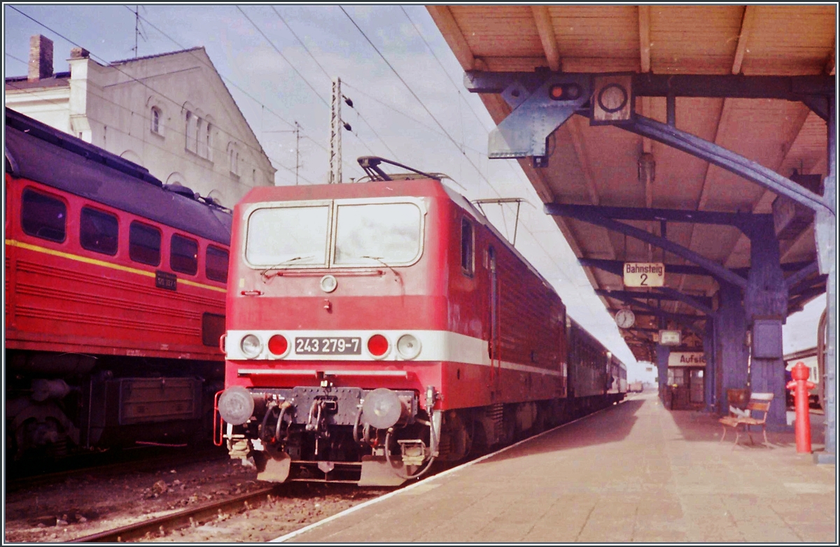 Die DR 243 279-7 wartet mit einem Personenzug in Gütrow auf die Abfahrt. 

Analogbild vom 26. Sept. 1990