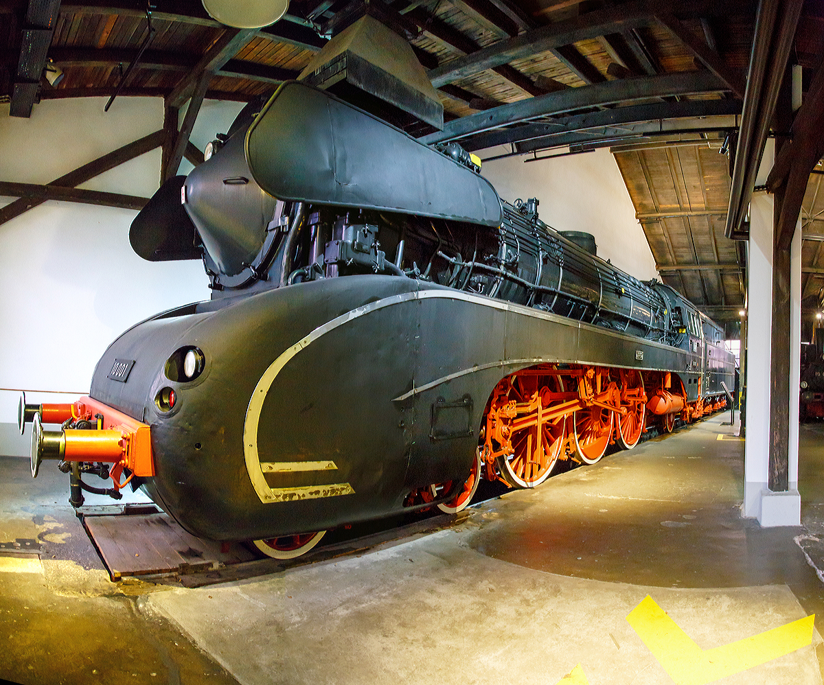 Die Dreizylinder-Schnellzug-Neubaudampflokomotive der Deutschen Bundesbahn 10 001 am 27.03.2016 Deutschen Dampflokomotiv-Museum in Neuenmarkt-Wirsberg. Hier habe ich zwei Bilder zusammengesetzt.

Die Lok wurde 1956 von Krupp in Essen unter der Fabriknummer 3351 gebaut. Beide von Krupp gebauten Probelokomotiven der Baureihe wurden 1957 an die Deutsche Bundesbahn abgeliefert und dort unter den Betriebsnummern 10 001 und 10 002 eingereiht. Die Baureihe sollte als Ersatz für die Lokomotiven der Baureihen 01, 03, 18.5 und 39 dienen. Bedingt durch die hohe Achslast von 22,4 t, war der Einsatz nur auf wenigen Strecken erlaubt. Zudem folgte der rasche Strukturwandel bei den Traktionsarten in Westdeutschland und so blieb es bei den beiden Vorauslokomotiven. Beide Loks hatten eine kegelförmige Rauchkammertür und eine Teilverkleidung, welche die Zylindergruppen vor zu starker Abkühlung und Verschmutzung schützen und gleichzeitig den Luftwiderstand herabsetzen sollte. Der vollständig geschweißte Kessel ähnelte konzeptionell dem Neubaukessel der Baureihe 01.10.

Die beiden Lokomotiven der Baureihe unterschieden sich zunächst in der Art der Feuerung. Die 10 001 war anfangs kohlegefeuert mit einer Ölzusatzfeuerung zum Ausfahren von Leistungsspitzen. Lok 10 002 hingegen erhielt gleich eine Ölhauptfeuerung, auf die die 10 001 später ebenfalls umgerüstet wurde.

Befahren durften die Lokomotiven wegen ihrer hohen Achslast nur bestimmte Hauptstrecken. Sie waren bis 1962 dem Bahnbetriebswerk Bebra zugeteilt, kamen dann zum Bw Kassel und wurden neben der Baureihe 01.10 des Bw Kassel bis zum 1967 vor Eil- und Schnellzügen von und nach Gießen eingesetzt. 

Die Baureihe 10 erfreute sich speziell beim Personal des Bw Kassel allgemeiner Beliebtheit.  Die Ausmusterung der 10 002 erfolgte nach dem Bruch einer Schieberstange im Januar 1967, die der 10 001 im Juni 1968.

Wie alle Neubaulokomotiven der Deutschen Bundesbahn erhielt auch die Baureihe 10 einen vollständig geschweißten Blechrahmen (Blechstärke: 25 mm).
Der neu konstruierte Tender der Bauart 2'2' T 40 wurde als selbsttragende Schweißkonstruktion ausgeführt.
Der vollständig geschweißte Kessel aus der Stahlsorte St 34 (bezüglich Stehkessel und Langkesselwände aus der Stahlsorte H I A) erhielt eine Feuerbüchse aus IZ II Stahl mit Verbrennungskammer. Zur Kesselspeisung wurden eine nichtsaugende Dampfstrahlpumpe und eine Kolbenspeisepumpe mit Mischvorwärmer Bauart Heinl montiert.

Die Lokomotiven hatten je ein Dreizylinder-Heißdampf-Triebwerk mit einfacher Dampfdehnung. Sämtliche Achs- und Stangenlager wurden mit Wälzlagern ausgestattet. Die innere Treibstange der 10 001 erhielt Gleitlager. Bei der 10 002 hingegen wurde auch die innere Treibstange wälzgelagert, hierzu wurde eine zusammengesetzte Kropfachse verwendet.

Das Leistungsprogramm der Lokomotiven sah die Beförderung eines D-Zuges mit einer Wagenzugmasse von 300 t in der Ebene mit 140 km/h vor. Die indizierte Leistung der Lokomotive ist 2.500 PS (entsprechend 1.839 kW) angegeben, somit war die BR 10 die stärkste deutsche Schnellzugdampflok.
Die Baureihe 10 erzielte einen sehr niedrigen Bestwert im spezifischen Dampfverbrauch von 5,4 kg/PSh. Mit diesem Dampfverbrauchswert für die induzierte Leistung unterschritten die Lokomotiven der Baureihe den sehr günstigen Wert der Baureihe 03 von 6,32 kg/PSh nochmals deutlich und lagen nur wenig über den Werten der Mitteldruck-Versuchslokomotiven der Baureihe 04.

Technische Daten:
Spurweite: 1.435 mm
Bauart:  2'C1' h3
Gattung: S 36.22
Länge über Puffer: 26.503 mm
Höhe: 4.550 mm
Radstand mit Tender:  22.185 mm
Gewicht Lok und Tender:   190 t
Leergewicht (Lok): 108,9 t
Dienstgewicht (Lok): 118,9 t
Radsatzfahrmasse: 22,4t
Leistung:  1.839 kW (2.500 PS)
Höchstgeschwindigkeit: 140 km/h (vorwärts ) / 90 km/h (rückwärts)  
Treibraddurchmesser: 2.000 mm
Laufraddurchmesser vorn: 1.000 mm
Laufraddurchmesser hinten: 1.000 mm
Steuerungsart: Heusinger Steuerung
Zylinderanzahl:  3
Zylinderdurchmesser:  480 mm
Kolbenhub: 720 mm
Kesselüberdruck: 18 bar
Anzahl der Heizrohre:  109
Anzahl der Rauchrohre: 44
Tender: 2'2 T 40
Brennstoffvorrat: 13,6 m³ (Schweröl)
Wasservorrat: 40 m³

Mit der Lok 10 001 und deren inzwischen verschrotteten Schwester 10 002 endete die Entwicklung der Dampfloks.