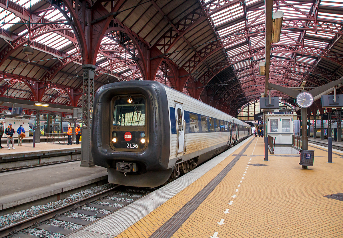 
Die DSB Gumminase bzw. DSB IR4 – ER2136, FR 2336, FR 2236 und ER 2036, steht am 20.03.2019 abfahrtbereit im Hauptbahnhof Kopenhagen (Kbenhavns Hovedbanegrd).

Die DSB-Baureihe ER (in Dnemark als IR4 bezeichnet) sind vom Hersteller ABB Scandia gebaute vierteilige Elektrotriebzge fr die Danske Statsbaner (DSB). Sie wurden konzeptionell aus dem Dieseltriebzug der Baureihe MF weiterentwickelt. 

Ein Triebzug besteht aus vier Wageneinheiten: ein Motorwagen ER (2001–2044) mit Stromabnehmer, zwei Mittelwagen FR (2201–2244 und 2301–2344) sowie ein weiterer Motorwagen ER (2101–2144) ohne Stromabnehmer. Sie luft auf insgesamt fnf Drehgestellen (davon drei Jakobs-Drehgestelle) mit der Achsfolge Bo’2’2’2’Bo’ und wird von vier Elektromotoren mit je 420 kW angetrieben.

Die Einheiten der Baureihe ER knnen mit den dreiteiligen Dieseltriebzgen der Baureihe MF vielfachgesteuert im Verband gefahren werden. Die Besonderheit beider Baureihen ist ein wegklappbarer Fhrerstand, der zu einem Durchgang umfunktioniert werden kann. Auf diese Weise lassen sich maximal fnf ER- bzw. MF-Einheiten zu einem durchgngigen Zug kombinieren. Das Verbinden mehrerer Einheiten erfolgt ber automatische Scharfenbergkupplungen. Der Wagenbergang ist dank des Gummiwulstes zugluftdicht. Die Triebzge sind mit dem Zugbeeinflussungssystem ATC fr Dnemark ausgestattet.

Die Elektrotriebzge wurden ursprnglich fr den regionalen Verkehr auf den elektrifizierten Strecken im Raum Kopenhagen entwickelt und wurden daher gegenber der fr den Fernverkehr entworfenen Diesel-Baureihe MF einfacher ausgestattet. Spter wurde das Einsatzgebiet jedoch um die elektrifizierte Fernstrecke Kopenhagen–Odense–Fredericia–Snderborg erweitert und die Innenausstattung auf das Niveau der Baureihe MF aufgewertet.

TECHNISCHE DATEN:
Anzahl: 44 Stck
Hersteller: ABB Scandia
Baujahre: 1993–1997
Spurweite: 1.435 mm (Normalspur)
Achsformel: Bo’2’2’2’Bo’
Lnge ber Kupplung: 76.530 mm (20.530 / 17.730 / 17.730 / 20.530 mm)
Breite: 3.100 mm
Hhe: 3.850 mm
Dienstgewicht: 133 t
Hchstgeschwindigkeit: 180 km/h
Leistung: 1.680 kW (4 x 420 kW)
Stromsystem: 15 kV 16,7 Hz ~
Kupplungstyp: Scharfenbergkupplung
Sitzpltze: 24 (1. Klasse), 183 (2. Klasse)
Klappsitze: 20
Fubodenhhe: 1.300 mm
