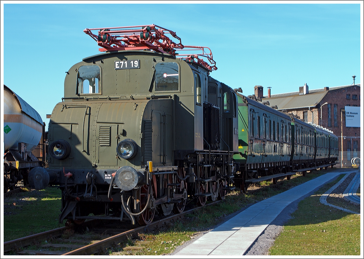 Die E 71 19, ex preußische EG 519 Halle, am 09.03.2014 im DB Museum Koblenz-Lützel.

Die E 71 19 wurde 1921 von der Allgemeine Elektricitäts-Gesellschaft (AEG) unter der Fabriknummer.  1583 gebaut und als  EG 519 Halle  an die Preußischen Staatsbahn geliefert.

Die zweimotorigen Elektrolokomotiven EG 511 bis EG 537 der Preußischen Staatsbahn waren für den Güterzugdienst konzipiert. Sie zählen zu den ersten in Deutschland eingesetzten E-Loks, die noch bis 1958 ihren Dienst erfüllten und wegen ihres Aussehens den Spitznamen Krokodil bekamen. In Baden bzw. im alemannischen Dialekt wurde sie auch  Glettiise  (Bügeleisen) genannt. Die Lokomotiven wurden 1920 in den Bestand der Deutschen Reichsbahn übernommen und erhielten 1926 die Baureihenbezeichnung E 71.1.

Die Konstruktion der Lokomotiven bestand grundlegend aus zwei Triebdrehgestellen mit halbhoch gelagerten Fahrmotoren. Beide Triebdrehgestelle sind mittels einer Kupplung beweglich miteinander verbunden. Die Kraftübertragung von den Fahrmotoren auf die Achsen erfolgte durch ein Getriebe und durch Kuppelstangen. Maschinenraum und die beiden Führerstände ruhten gemeinsam auf einem Brückenrahmen. Die Kühlung des Transformators wurde durch Transformatorenöl in einem geschlossenen Kreislauf realisiert. Beide dafür notwendigen Ölkühler waren unverkleidet auf beiden Seiten des Maschinenraums angebracht. Vom Aussehen erinnern diese stark an Lamellenheizkörper einer Zentralheizung.

Technische Daten:
Nummerierung:  bei Ablieferung: pr. EG 511 - EG 537
E 71 11 - E 71 37 (DR/DB)
Insgesamt gebaut:  27 als EG 511 - EG 537
Hersteller:  AEG
Baujahre:  1914 bis 1921
Ausmusterung:  1930 bis 1959
Achsformel:  B'B'
Spurweite:  1.435 mm (Normalspur)
Länge über Puffer:  11.600 mm
Dienstmasse:  64,9 t
Höchstgeschwindigkeit:  50 km/h (Urausführung), 65 km/h (nach Umbau 1931/1932)
Stundenleistung:  780 kW
Dauerleistung:  590 kW
Treibraddurchmesser:  1.350 mm
Stromsystem:  15 kV 16 2/3 Hz AC
Anzahl der Fahrmotoren:  2
Antrieb:  Treibstangen
