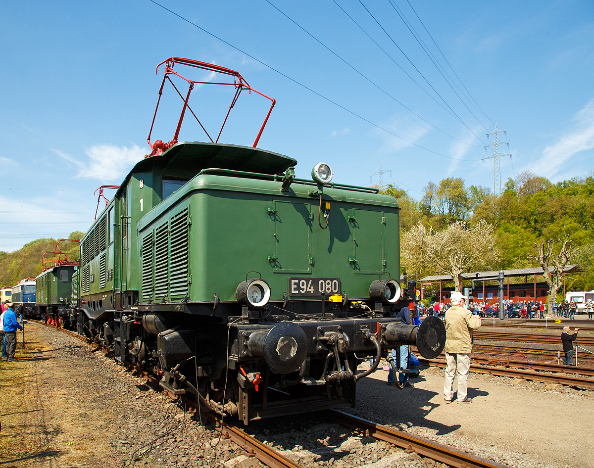 Die E 94 080, ex DB 194 080-8, am 30.04.2017 im Eisenbahnmuseum Bochum-Dahlhausen.

Das Deutsche Krokodil wurde 1942 von der AEG (Allgemeine Elektrizitäts-Gesellschaft) in Hennigsdorf bei Berlin unter der Fabriknummer 5484 gebaut und im Januar 1943 an die Deutsche Reichsbahn geliefert. 

Bezeichnungen und Eigentümer:
1943 bis 1949 als E 94 080 der DRB
1949 bis 1968 als E 94 080 der DB
1968 bis 1987als 194 080-8 der DB
1988 bis 1991 als Denkmallok 194 080-8 der VEW (Vereinigte Elektrizitätswerke Westfalen)
seit 1991 als  E 94 080 (DGEG - Eisenbahnmuseum Bochum-Dahlhausen)

Die Baureihe E 94 (spätere DB-Baureihe 194, DR-Baureihe 254, ÖBB Reihe 1020) mit dem Spitznamen „Deutsches Krokodil“ bezeichnet eine Baureihe sechsachsiger schwerer Elektrolokomotiven der Deutschen Reichsbahn, die für den Güterzugdienst konzipiert waren. Außerdem sollten sie die Durchlassfähigkeit schwieriger Rampenstrecken, wie zum Beispiel der Geislinger Steige, der Frankenwaldbahn, der Arlbergbahn und der Tauernbahn erhöhen.

Die Co’Co’-Loks stellten eine direkte Weiterentwicklung der Baureihe E 93 dar, von der sich die E 94 äußerlich auf Anhieb durch die fischbauchförmigen und gelochten Langträger des Brückenrahmens sowie durch die andere Anordnung der seitlichen Fenster und Lüftungsgitter unterscheiden lässt. Die AEG lieferte bis zum Ende des Zweiten Weltkrieges 146 dieser auch KEL 2 (Kriegsellok) genannten Maschinen mit den Betriebsnummern E 94 001 bis 136, 145 und 151 bis 159. Beim Fahrzeugbau wurden zunehmend sogenannte Heimstoffe verwendet. Als Kriegslok hatte ihr Bau Priorität. Die Loks waren für 90 km/h Höchstgeschwindigkeit zugelassen.

Die Loks der Reihe E 94 waren in der Lage, Güterzüge mit 2.000 Tonnen in der Ebene mit 85 km/h, 1600 Tonnen über 10 Promille Steigung mit 40 km/h, 1000 Tonnen über 16 Promille mit 50 km/h und 600 Tonnen über 25 Promille mit 50 km/h zu ziehen.

Nach dem Zweiten Weltkrieg verblieben die meisten Loks bei der Deutschen Bundesbahn (DB). Aus vorhandenen Teilen wurden auch nach Kriegsende noch Lokomotiven fertiggestellt und bei der DB und den Österreichischen Bundesbahnen (ÖBB) in Betrieb genommen.

Die DB ließ zwischen 1954 und 1956 weitere Lokomotiven mit den Nummern E 94 178 bis 196 und E 94 262 bis 285 nachbauen und erwarb vier weitere von der Deutschen Reichsbahn, so dass sie insgesamt 124 Fahrzeuge im Bestand hatte. 1968 zeichnete die DB die E 94 gemäß ihrem Baureihenschema in die UIC-Baureihenbezeichnung 194 um.

Der Einsatz der Baureihe 194 bei der Bundesbahn beschränkte sich ausschließlich auf den süddeutschen Raum. Neben der Beförderung von Güterzügen waren sie als Schiebelokomotiven auf der Geislinger Steige und der Spessartrampe im Einsatz.

TECHNISCHE DATEN:
Spurweite:  1.435 mm (Normalspur)
Achsformel:  Co’Co’
Länge über Puffer:  18.600 mm
Drehzapfenabstand:  10.000 mm
Drehgestellachsstand:  4.600 mm
Gesamtradstand:  13.700 mm
Dienstgewicht:  118,7 t 
Höchstgeschwindigkeit:  90 km/h 
Stundenleistung:  3.300 kW 
Dauerleistung:  3.000 kW
Anfahrzugkraft:  363 kN
Treibraddurchmesser:  1.250 mm
Stromsystem:  15 kV 16⅔ Hz
Anzahl der Fahrmotoren:  6
Antrieb:  Tatzlager
