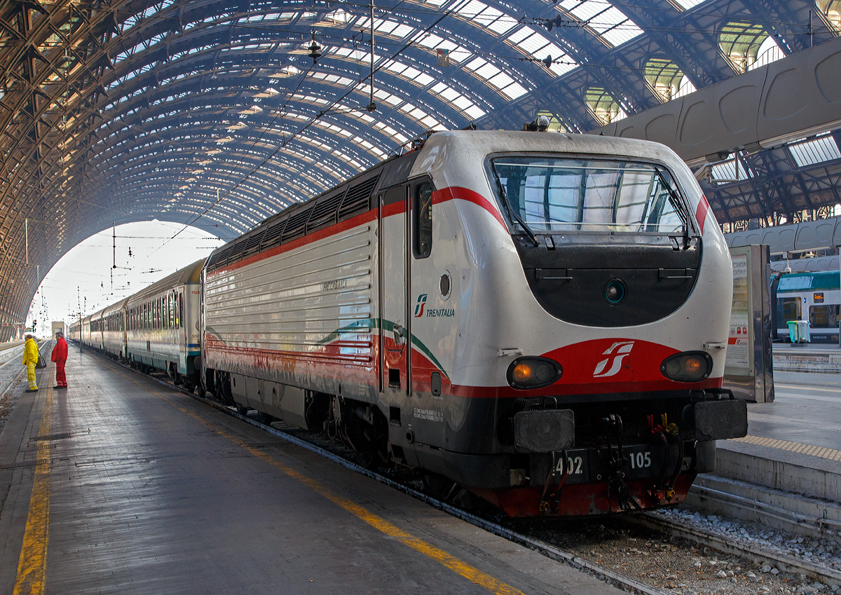 Die E.402.105 (91 83 2402 105-7 I-TI) der Trenitalia (in Frecciabianca-Lackierung) mit einem IC am 29.12.2015 im Bahnhof Milano Centrale (Mailand Zentral).

Die FS E.402 B ist eine Weiterentwicklung der E.402A, verfügt jedoch gegenüber ihrem Vorgängermodell zum Beispiel über ein höheres Gewicht sowie einen neu gestalteten und futuristischeren Wagenkasten. Die Höchstgeschwindigkeit ist jedoch mit 200 km/h etwas geringer als bei der E.402A (mit 220 km/h). Von den Lok wurden 80 Stück zwischen 1997 und 2000 von AnsaldoBreda und Sofer gebaut.

Die Baureihe E.402B ist eine Mehrstromlokomotive, sie kann unter 3000 V Gleichstromspannung, dem hauptsächlichen italienischen Bahnnetz, aber auch auf den italienischen Schnellfahrstrecken mit 25 kV, 50 Hz Wechselstrom fahren. Fernerhin kann sie unter 1500 V Gleichstrom betrieben werden, dann hat sie aber nur die halbe Leistung. 

Die Lok ist eine vollelektronische Chopperlokomotive, das heißt, wenn die Lokomotiven unter 3000 V DC fährt, wird der Strom mit Hilfe eines Zerhackers in Wechselstrom umändern, der dann schließlich die Motoren antreibt. 

Technische Daten:
Spurweite:  1435 mm (Normalspur)
Achsformel: Bo'Bo'
Länge: 19.420 mm
Drehzapfenabstand: 10.450 mm
Fester Radstand: 2.850 mm
Dienstgewicht: 89 t
Höchstgeschwindigkeit: 200 km/h
Stundenleistung: 6.000 kW
Dauerleistung: 5.600 kW
Anfahrzugkraft: 280 kN
Treibraddurchmesser:  1.250 mm
Stromsysteme: 3000 V DC, 25 kV - 50 Hz AC und 1500 V DC (bei halber Leistung)
