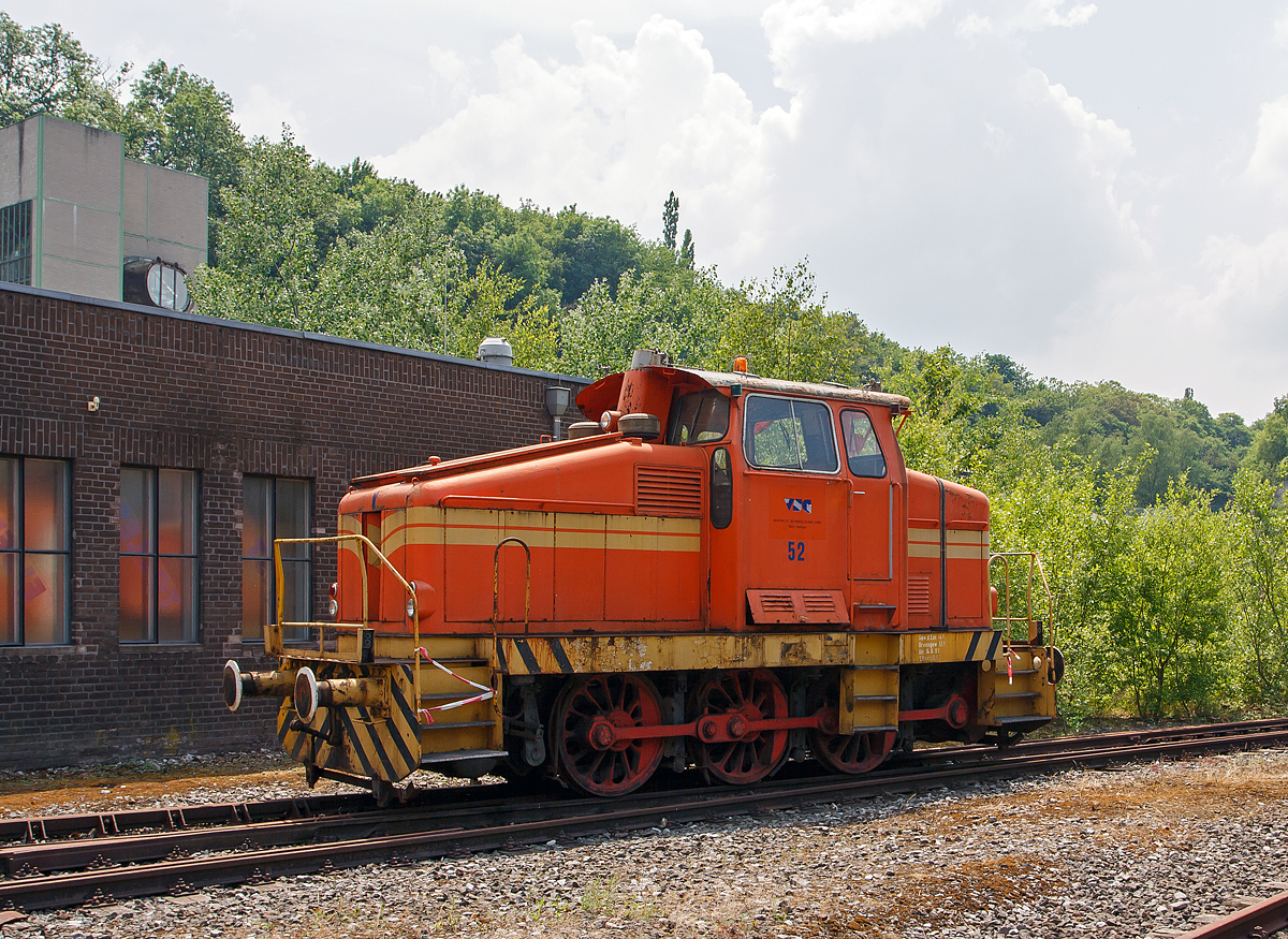 
Die ehemalige Lok 52 der VSG - Vereinigte Schmiedewerke GmbH, Werk Hattingen, ex Ruhrstahl 34, am 05.06.2011 im LWL-Industriemuseum Henrichshütte in Hattingen. 

Die Lok vom Typ DH 500 Ca wurde 1962 von Henschel unter der Fabriknummer 30326 gebaut und als Lok 34 für die Ruhrstahl AG, Henrichshütte in Hattingen (ab 1964 Rheinstahl Hüttenwerke A G und ab 1975 Thyssen Henrichshütte AG) geliefert. 

Die Lokomotive Henschel DH 500 Ca ist eine dreiachsige dieselhydraulische Lokomotive die von den Henschel-Werken gebaut wurde. Sie war für den Einsatz im Rangierdienst vorgesehen. Die Lok gehört zur sogenannten 3. Generation der Henschel-Loks. Die Loks dieser Baureihe wurden mittels außenliegender Blindwelle und Kuppelstangen angetrieben. Durch die außenliegende Blindwelle war der Achsstand reduziert.

Die Henschel DH 500 Ca wurde zwischen 1959 und 1971 in 89 Exemplaren gebaut. Ein Großteil ging an Unternehmen der deutschen Montanindustrie. Acht Lokomotiven wurden nach Spanien geliefert, sieben in die Schweiz und vier nach Norwegen. Die Sudan Railway Corporation bestellte insgesamt 21 Lokomotiven und neun gingen an die Ghana Railway Corporation.
  	 
TECHNISCHE DATEN:
Gebaute Anzahl:  89
Hersteller: 	Henschel
Baujahre: 	1959–1971
Spurweite: 	1.435 mm (Normalspur)
Achsformel: C
Länge über Puffer:  8.900 mm
Höhe:  4.240 mm
Breite: 3.040 mm
Fester Radstand:  3.000 mm
Kleinster bef. Halbmesser: 	50 m
Leergewicht:  54 t
Höchstgeschwindigkeit: 	30 km/h / 60 km/h
Installierte Leistung:  365 kW (500 PS)
Treibraddurchmesser: 	1.250 mm
Motorentyp:  Mercedes-Benz MB 836 Bb
Nenndrehzahl: 1.500/min
Leistungsübertragung: 	hydraulisch
Tankinhalt:  1.100 l
