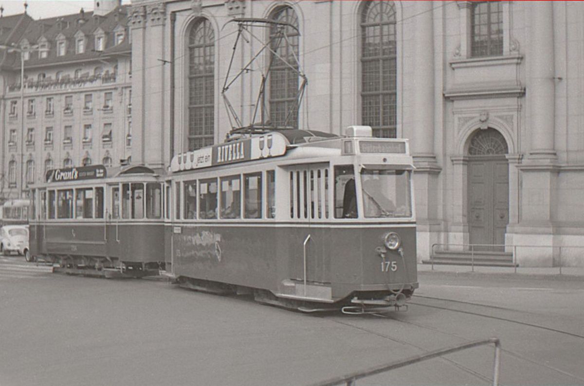 Die ehemalige Tramlinie 1 in Bern: Wagen 175 mit Anhnger 204 neben der Heiliggeistkirche am Bahnhof. 21.September 1965 
