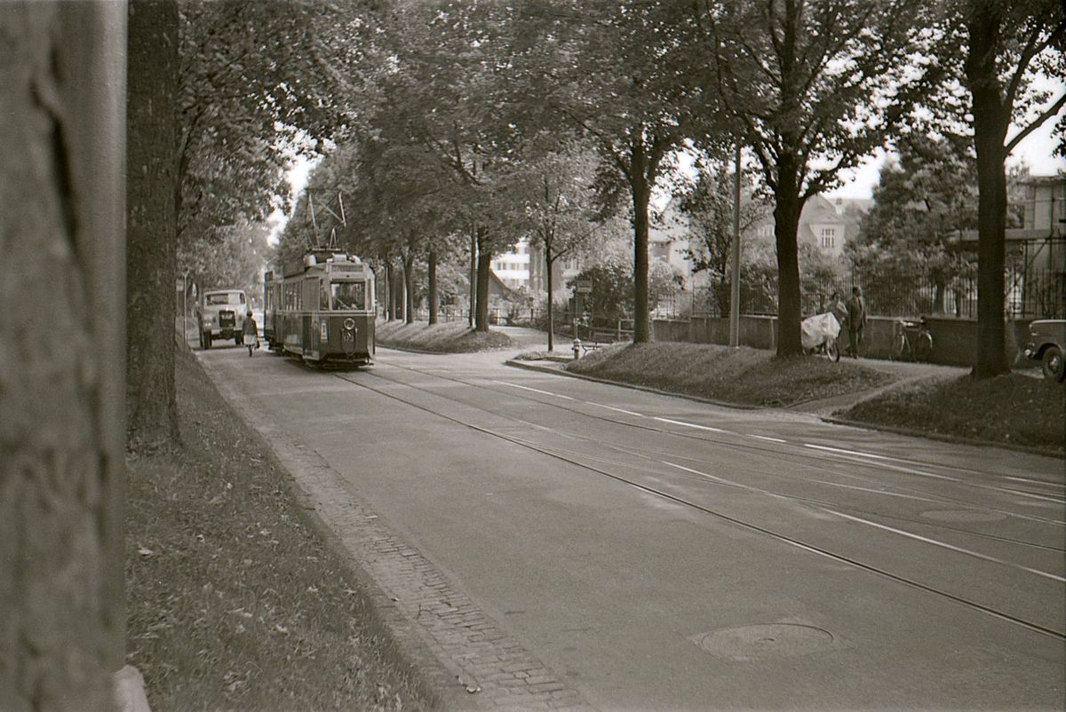 Die ehemalige Tramlinie 1 in Bern im Raum Br�ckfeld: Motorwagen 173 (von 1944) mit Zweiachsanh�nger 228 (von 1910) h�lt an der Haltestelle Beaulieustrasse, direkt vor Einfahrt in die Schlaufe Br�ckfeld. In der normalen Fahrtrichtung sitzt der Wagenf�hrer im Hauptf�hrerstand, und die pneumatischen T�ren sind geschlossen; hinten werden jedoch die T�ren offen gelassen. 21.Sep. 1965 