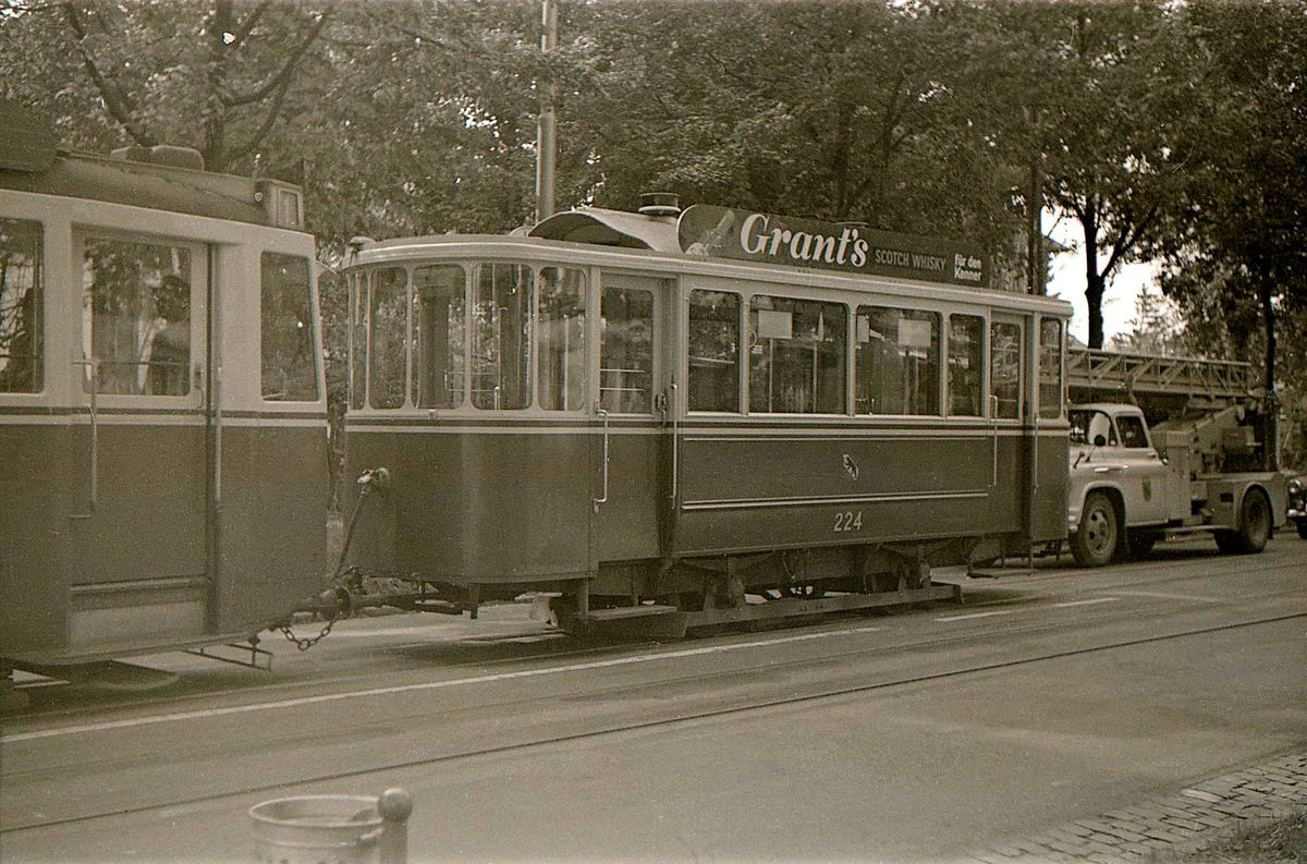 Die ehemalige Tramlinie 1 in Bern im Raum Brückfeld: Der kleine Zweiachsanhänger 224 von 1935. 21.September 1965 