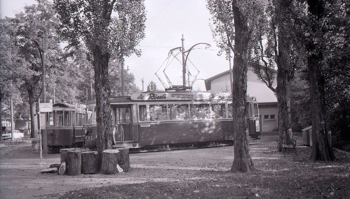 Die ehemalige Tramlinie 1 (Betriebseinstellung 11.Oktober 1965): Wagen 172 ist zwar halb verdeckt, doch gibt das Bild die Atmosphäre an der alten Endstation Güterbahnhof mit seiner schönen Baumanlage wieder. Spätsommer 1965 