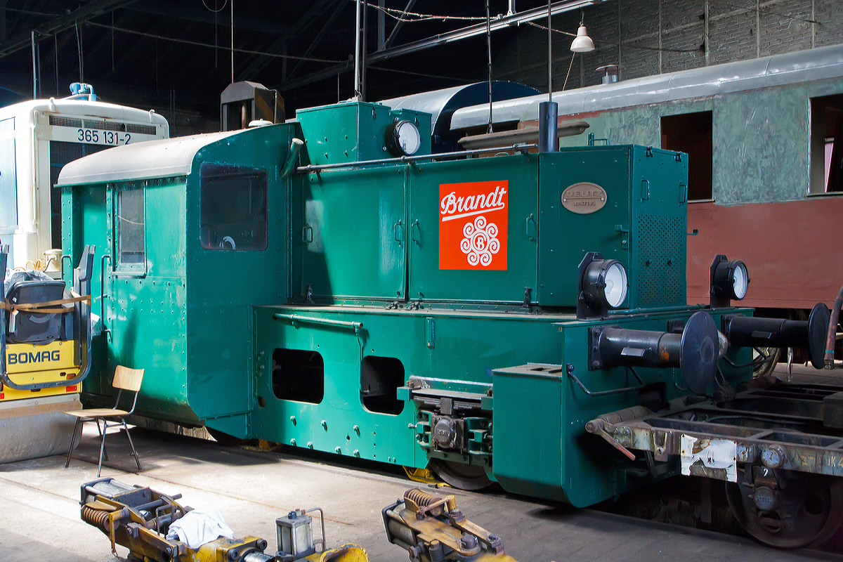 
Die ehemalige Werkslok vom der Hagener Zwiebackfabrik Carl Brandt, eine Deutz  vom Typ  A6M 517 R , steht am 07.06.2014 etwas versteckt im Lokschuppen vom Eisenbahnmuseum Dieringhausen. 

Die Lok war eigentlich 1944 für die Deutsche Reichsbahn als Kbf 5299 vorgesehen, die Bestellung wurde aber annulliert, so erfolgte 1946 die Auslieferung an Carl Brandt, Keks- und Zwiebackfabrik in Hagen-Haspe, wo sie bis 2001 war. Da die Firma dann aber die Produktions nach Thüringen verlagerte wurde sie in Hagen-Haspe überflüssig und kam zum Eisenbahnmuseum Dieringhausen. 

Die vorgesehene DRB-Bezeichnung sagt aus: K = Kleinlok b = Vergasermotor (Benzol/Benzin) f = Flüssigkeitsgetriebe  Der verbaute Deutz-Motor A6M 517 R ist aber ein Dieselmotor mit 122 PS.