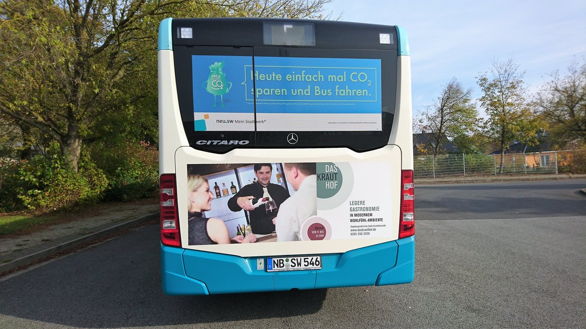 ......die eigen Werbung fr das umsteigen auf den Bus wurde an allen Bussen angebracht an der Heckscheibe sowie hier an dem Citaro NB SW 546 zusehen ist (November 2017) 