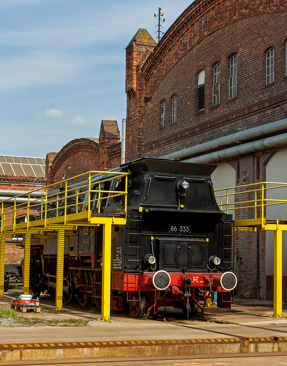 Die Einheits-Güterzugtenderlokomotive  86 333, ex DR 86 1333-3, ex DR 086 333-2, (damals 2013) der WTB - Wutachtalbahn e.V. steht am 24.08.2013 im Dampflokwerk Meiningen (DLW).

Die 1D1-Tenderlokomotive (vierfach gekuppelte Tenderlokomotive) wurde 1939 von der WLF - Wiener Lokomotivfabrik Floridsdorf unter der Fabriknummer  321gebaut. Seit 2007 besitzt sie einen, vom DLW - Dampflokwerk Meiningen 2006 unter der Fabriknummer 1536, gebauten Neubaukessel.
