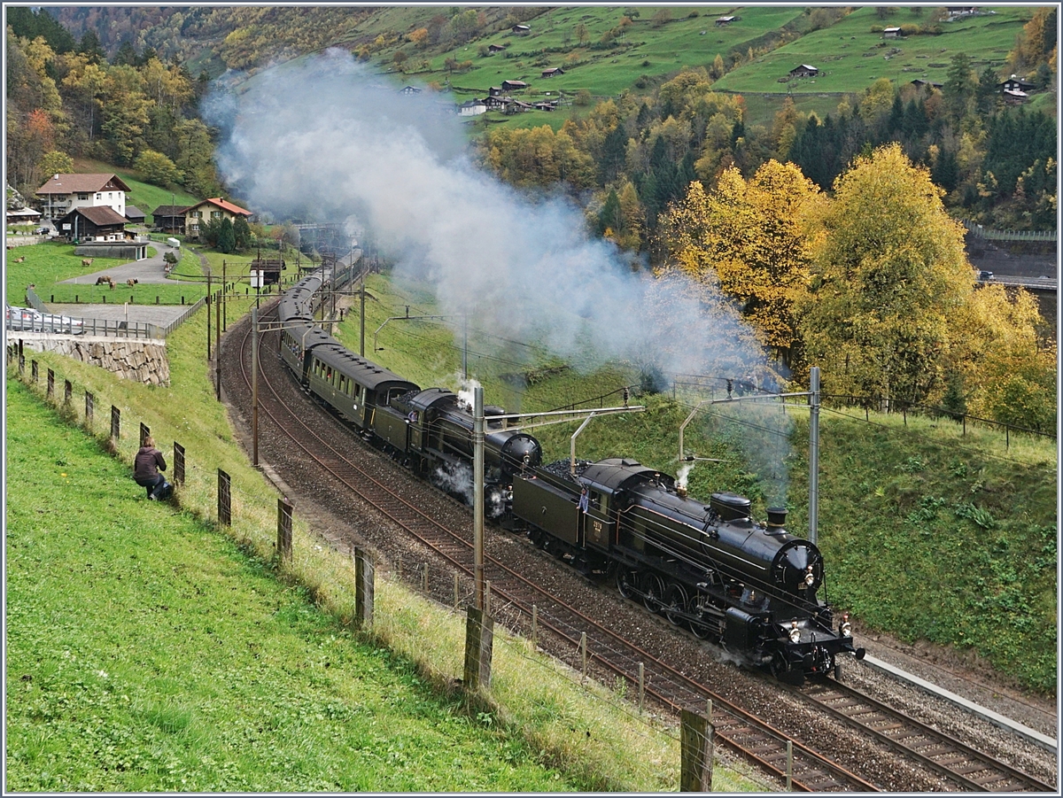 Die Elefanten kommen! Die C 5/6 N° 2978 und N° 2969 führen gemeinsam einen langen Extrazug über die Gotthard Panorama Strecke. Dem Vernehmen nach soll diese Doppeltraktion die erste seit über sechzig Jahren sein.
Intschi, den 21. Okt. 2017