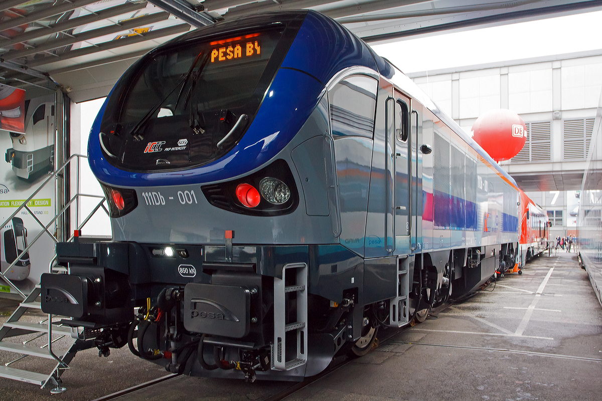 
Die erste Dieselelektrische PESA GAMA 111Db, ist die 111Db - 001 der PKP Intercity ausgestellt auf der Inno Trans 2014 in Berlin (hier 26.09.2014).

Die Gama 111Db wurde im Juli 2014 von PESA in Bydgoszcz (Bromberg) fertiggestellt und auf der Inno Trans 2014 vorgestellt.

Die Dieselelektrische 111Db Gama ist eine vierachsige Normalspurlok mit einem modernen MTU 16 Zylindermotoren Dieselmotor in V-Anordnung (mit Turboaufladung und Ladeluftkhlung) vom Typ 16V 4000 R84 mit einer Leistung von 2400 kW. Die Konstruktion, technische Merkmale und Betriebsparameter  der Lok erfllen die Anforderungen der einschlgigen Normen, UIC-Bltter. Sie sind fr den weltweiten Markt bestimmt, aber auch fr Polen, da bei den eingesetzten Konstruktionslsungen die spezifischen Bedingungen der polnischen Eisenbahninfrastruktur bercksichtigt wurden.

Die Lokomotive verfgt ber einen modernen Antrieb mit einem flssigkeitsgekhlten Traktionsumrichter und zwei zweistufigen   Wechselrichtern, getrennt fr jedes Drehgestell. Das Fahrzeug ist mit einer elektrodynamischen Bremse und einer Widerstandsbremse ausgerstet

Die Lokomotive entstammt (ist eine dieselelektrische Variante) der Multisystemplattform der Lokomotiven 111E Gama, die   durch PESA entwickelt wurden. In dieser Version der 111Db   eignet sie sich als Traktionsfahrzeug fr alle Gter- und Personenzge einschlielich der Expressschnellzge mit Geschwindigkeiten bis 140 (160) km/h.

Die PKP Intercity hat zehn dieser Lok bei PESA bestellt, die ab 2015 zum Einsatz kommen sollen.

TECHNISE DATEN:
Spurweite: 1.435 mm (Normalspur)
Achsformel: Bo'Bo '
Dienstgewicht: 84 t
Lnge ber Puffer: 19.800 mm 
Drehzapfenabstand: 10.700
Breite:  3.000 mm
Hhe:  4.232 mm
Treibraddurchmesser:  1.250 mm (neu) / 1.170 mm (abgenutzt)
Kleinster befahrbarer Gleisbogen: R = 80 m
Achslast: 20,6 t
Anfahrzugkraft: 275 kN
Max. Elektrobremskraft: 150 kN

Dieselmotor: 
Typ: MTU 16V 4000 R84
Leistung: 2.400 kW (3.264 PS)  
Max. Drehzahl: 1.800 U/min
Hubraum: 4,77 l/Zylinder = 76,32 Liter
Motorgewicht (trocken): 9.200 kg
Abgas-Emission:  UIC Kodex 624V- III / EU 97/68 EG IIIB
Sonstiges: Abgasrckfhrung, Common-Rail-Einspritzung und Dieselpartikelfilter.
Kraftstoffverbrauch bei Nennleistung:  592,8 Liter/h

Elektroantrieb: 4 VEM Drehstrom-Antriebsmotoren mit einer Nennleistung von 570 kW
Hchstgeschwindigkeit: 140 km/h (Konstruktiv 160 km/h)