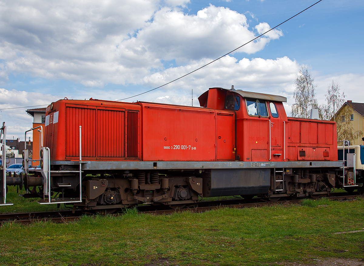 Die erste V 90....
Die DB 290 001-7 (98 80 3 290 001-7 D-DB), ex DB V90 001, die erste Vorserien V90, am 09.04.2016 im DB Museum Koblenz-Lützel. 

Die V 90 wurde 1964 von MaK in Kiel unter der Fabriknummer 1000259 gebaut und an die Deutsche Bundesbahn als V 90 001 geliefert. Die Ausmusterung der Lok bei der DB erfolgte  2011 und sie ging ans DB Museum. Die Lok hat keine Remotorisierung bekommen, was man daran erkennt das sie kein Umlaufgeländer besitzt. 

Die Lok gehört zu denen der BR 290 die mit einer „Bergfunk“ genannten Funkfernsteuerung ausgerüstet ist, erkennbar an den Antennentopf links auf dem Vorbau und wäre es eine (bei KM-Funk wäre es eine BR 294). Die Bergfunk-Fernsteuerung ermöglicht es die Loks in großen Rangierbahnhöfen durch einen Prozessrechner fernsteuern zu lassen. Das Bergfunk-System wurde bereits Mitte der 1960er Jahre entwickelt und zunächst auf V 90 020 am Mannheimer Rangierbahnhof erprobt. Eine Bergfunk-Lokomotive wird auf dem Rangierbahnhof beim Auflösen eines Zuges vom Prozessrechner gefahren. Der Rechner regelt die Geschwindigkeit beim Abdrücken. Zu diesem Zeitpunkt ist die Lokomotive von einem Lokrangierführer (Lrf) besetzt, der die Sicherheitsfahrschaltung bedient und die Lok nach dem Abdrücken an den nächsten Zug heranfährt. Ab dann steuert wieder der Rechner die Lokomotive.

Da die V 60 die im Typenprogramm definierten Anforderungen nicht voll erfüllen konnte und die DB grundsätzlich keine elektrischen Rangierloks beschaffen wollte, entstand bald ein erhöhter Bedarf an schweren, leistungsstarken Loks für den Rangierdienst.
	
Während man zunächst eine verstärkte V 100 für diese Dienste vorgesehen hatte, wendete sich das Blatt, als das BZA München in Zusammenarbeit mit MaK eine neue Rangierlok konzipierte. Entstanden war nun eine völlig eigenständige Lok, die länger und schwerer als die V 100 war. Von der V 100.20 übernommen wurde der Dieselmotor, dessen Bezeichnung sich später in MB 12V 652 änderte, da der Motorenbau bei Mercedes-Benz nun durch die MTU wahrgenommen wurde.

Die V 90:
Da die V 60 die im Typenprogramm definierten Anforderungen nicht voll erfüllen konnte und die DB grundsätzlich keine elektrischen Rangierloks beschaffen wollte, entstand bald ein erhöhter Bedarf an schweren, leistungsstarken Loks für den Rangierdienst. So plante man ursprünglich für den schweren Rangierdienst eine ballastierte Variante der V 100 mit verstärktem Rahmen zu beschaffen, die Fahrzeugauslegung war dafür aber nicht geeignet, die Achslast ließ sich so nicht auf die geforderten 20 t erhöhen. Die Maschinenbau Kiel (MaK) konstruierte daher die schwerere und längere V 90, wobei auf die Konstruktion der Streckenlokomotiven der Familie V 100 (Baureihen 211 bis 213) aufbaute. Zunächst wurden 20 Vorserienlokomotiven  zwischen 1964 und 1965 gebaut und geliefert. Diese Vorserien Lok (wie diese hier) hatten eine12-Zylinder-Viertakt-Dieselmotor vom Typ Daimler-Benz MB 820 Bb mit 809 kW (1.100 PS) Leistung, wie bei der Baureihe V 100.10  (BR 211) und eine Höchstgeschwindigkeit von 70 km/h.

1966 begann mit der 290 021 die Serienlieferung, aus der bis Ende 1974 388 Exemplare hervorgingen. Diese Serienloks besitzen den stärkeren Motor MTU 12V 652 TA der Baureihe 212 (V 100.20), der aber auf 800 kW gedrosselt ist. Die Loks haben gegenüber der Vorserie einen 320 mm längeren Rahmen und haben eine Höchstgeschwindigkeit von 80km/h.
Ab 1995 wurden in großer Zahl Lokomotiven der Baureihe 290 mit einer anderen Art Funkfernsteuerung von Krauss-Maffei (KM) ausgerüstet. Bei ihr kann der Lokführer die Lok durch ein Fernsteuerbediengerät bedienen. Die so umgebauten Loks der Baureihe 290 werden ab Umbau als Baureihe 294 bezeichnet.

TECHNISCHE DATEN der BR 290 -Vorserie:
Spurweite: 1.435 mm (Normalspur)
Achsformel: B'B'
Länge über Puffer: 14.000 mm (14.320 mm ab 290 021–408)
Höhe: 4.250 mm
Breite: 3.115 mm
Drehzapfenabstand: 7.000 mm
Achsabstand im Drehgestell: 2.500 mm
Dienstgewicht: 80 t
Radsatzfahrmasse: 20 t 
Kleinster bef. Halbmesser: 	80 m
Höchstgeschwindigkeit Schnellgang: 70 km/h (Serie 80 km/h)
Höchstgeschwindigkeit Rangiergang: 40 km/h
Schleppgeschwindigkeit: 80km/h
Dieselmotor:  V 12-Zylinder-Viertakt-Dieselmotor
Nenndrehzahl: 1.500 U/min
Installierte Leistung: 800 kW (1.100 PS)
Traktionsleistung: 639 kW (869 PS) am Getriebeausgang
Anfahrzugkraft: 188 kN (Schnellgang) / 236 kN (Rangiergang)
Treibraddurchmesser (neu): 1.100 mm
Leistungsübertragung: hydrodynamisch
Verbrauch 	Dieselkraftstoff:  im Leerlauf ca. 12 l/h, bei Volllast ca. 230 l/h
