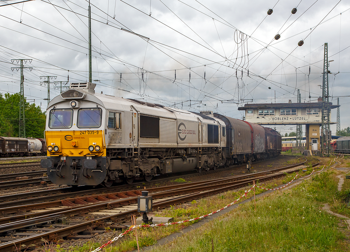 
Die Euro Cargo Rail 244 035-9 (92 80 1266 435-7 D-DB) hat am 30.04.2018 in Koblenz-Lützel einen Güterzug übernommen und beginnt nun ihre Reise. 

Die Euro Cargo Rail SAS (Paris) ist eine 100 prozentige Tochter der DB Cargo Deutschland AG.


Die General Motors EMD JT42CWRM-100 (Class 77) wurde 2008 von EMD unter der Fabriknummer 20068864-035 gebaut und an die französische DB Tochter  Euro Cargo Rail SAS (Paris) als 77035 (92 87 0077 035-9 F-ECR) geliefert, 2013 wurde sie ins deutsche Fahrzeugregister eingetragen. 

Diese dieselelektrischen Loks sind, mit einer Höchstgeschwindigkeit von 100 km/h, nicht die schnellsten, aber sie haben eine enorm hohe von Anfahrzugskraft 450 kN. 
