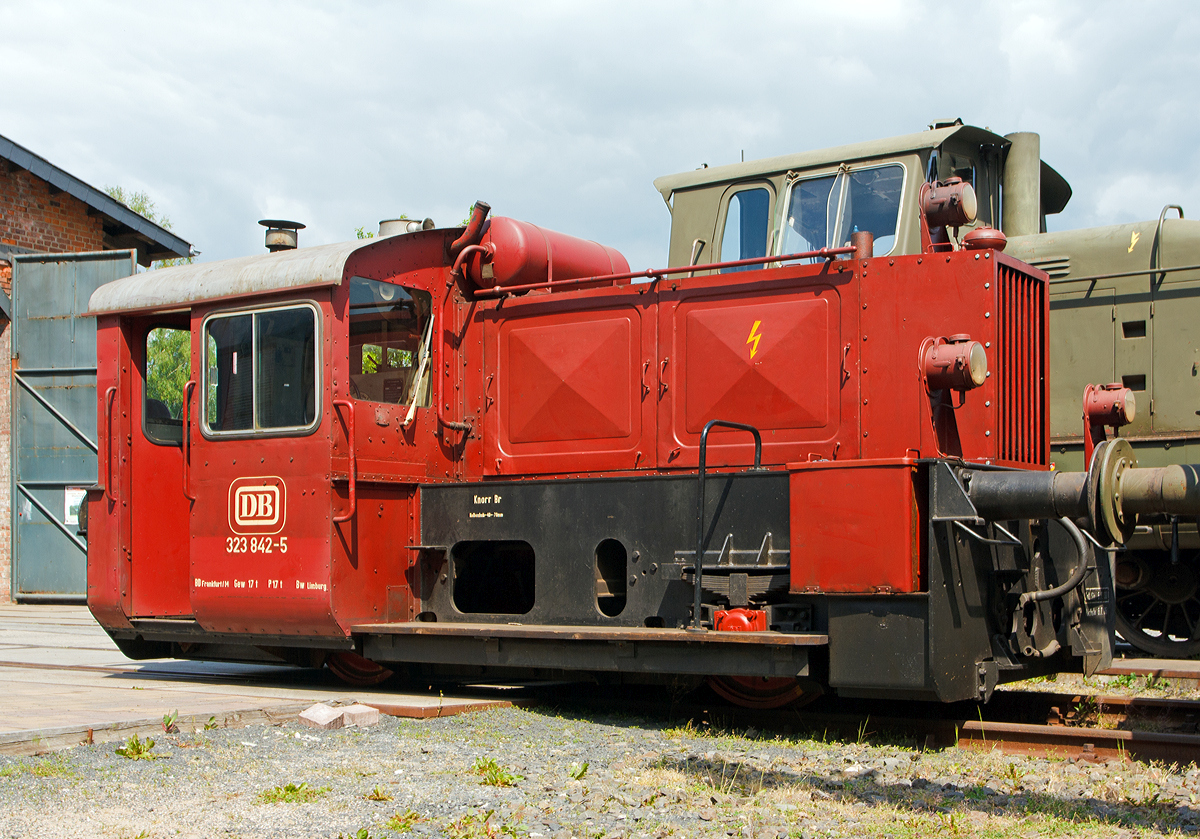 
Die ex DB 323 842-5, ex DB Köf 6772, der Westerwälder Eisenbahnfreunde 44 508 e. V. steht am 18.05.2014 ausgestellt beim Erlebnisbahnhof Westerwald in Westerburg, hier war Museumstag.  

Diese Köf II wurde 1960 unter der Fabriknummer 13210 bei der Firma Jung in Jungenthal bei Kirchen/Sieg gebaut und als Köf 6772 an die DB ausgeliefert. 1968 erfolgte die Umzeichnung in 323 842-5, die Ausmusterung bei der DB erfolgte 1996.

Die 323 842-5 (Jung 13210) war ab 1960 dem BW Wetzlar zugeteilt, ab 1968 wurde das Heimatbetriebswerk das Bw Limburg / Lahn, welches zum 01.12.1991 zur Außenstelle des Bw Gießen wird.

In den Jahren 1932 - 38 beschaffte die Reichsbahn 887 Lokomotiven dieser Baureihe. Durch die Einwirkungen des Krieges stark dezimiert übernahm die spätere Bundesbahn noch 444 Exemplare und ließ, zwischen 1952 und 1965 noch 731 weitere Maschinen der Leistungsgruppe II neu bauen. Diese splitteten sich in die Baureihen 322 - 324. 

Der Antrieb erfolgt Dieselhydraulisch, d.h. die Kraftübertragung erfolgt vom Motor auf ein Voith-Turbogetriebe und von diesem über Rollenketten auf die beiden Achsen. 

Die Hersteller waren Gmeinder, O&K, Krupp, KHD, BMAG, Borsig, Jung und Henschel. Die Baureihe hat nun ausgedient und ist nur noch vereinzelt in div. Museen anzutreffen.



Technische Daten der 323 842-5:
Achsformel : B 
Spurweite: 1435 mm
Länge über Puffer: 6.450 mm
Achsabstand: 
Dienstgewicht: 17 t 
Motor: 6-Zylinder-Kaelble-Dieselmotor 
Leistung:  127 PS
Höchstgeschwindigkeit: 45 km/h 
Anfahrzugkraft: 27,5 kN
