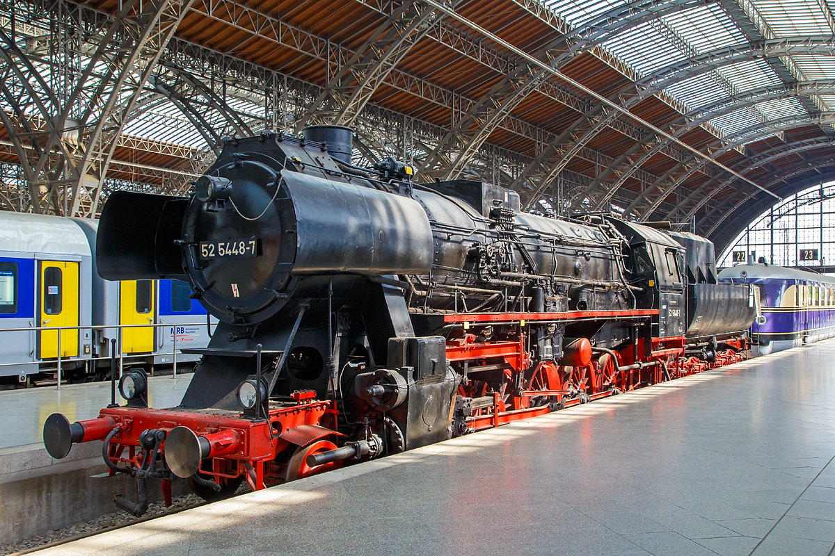 
Die ex DR 52 5448-7 (seit 1992 im eigentum der EMBB - Eisenbahnmuseum Bayrischer Bahnhof e.V.) ausgestellt im Leipziger Hauptbahnhof auf dem Museumsgleis bzw. Traditionsgleis den Gleis 24, hier am 21.05.2016. 

Die 52 5448 mit einen Barrenrahmen wurde 1943 von Schichau-Werke in Elbing unter der Fabriknummer 3726 gebaut, sie war die letzte BR 52 mit Altbaukessel im Planbetrieb der DR. Seit 1959 hat sie einen Mischvorwrmer und Achslagerstellkeile.