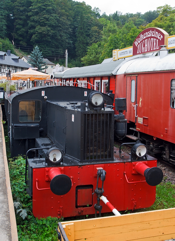 
Die ex DRG Kb 4632, ex DR 100 632-9 (eine Kleinlokomotiven der Leistungsgruppe II), am 26.08.2014 als Denkmallok am Zughotel Wolkenstein. 

Die Lok wurde 1934 von der Berliner Maschinenbau AG (BMAG, vorm. Schwarzkopf) unter der Fabriknummer 10286 gebaut und  als Kb 4632 an DRG (Deutsche Reichsbahn-Gesellschaft) ausgeliefert, 1970 erfolgte die Umzeichnung in DR 100 632-9. Nachdem die Lok 1976 bei der DR ausgemustert wurde kam sie zum VEB Baukombinat Dresden, Plattenwerk Bautzen (ab 1990 Bebau Bautzen GmbH) als Lok 1 bis sie 2000 an OSEF - Ostsächsische Eisenbahnfreunde e. V in Löbau ging. Seit 2004 ist sie nun beim Zughotel Wolkenstein. 

Technische Daten: 
Spurweite: 1.435 mm 
Leistung: 80 PS 
Lokgewicht: 14,9 t 
Höchstgeschwindigkeit: 30 km/h 
Antrieb: Wie die Bezeichnung Kb aussagt handelt es sich um eine( K =) Kleinlok mit  (b =) Benzinmotor. Ob sie heute noch einen Benzinmotor besitzt ist fraglich (viele Kb´s erhielten später en Jahren einen Dieselmotor. Die Leistungsübertragung erfolgte vom Motor auf ein Wendegetriebe über Rollenketten auf die beiden Achsen.