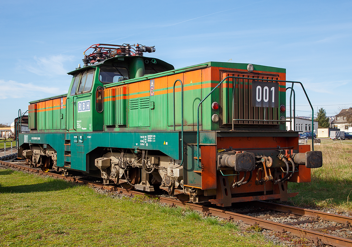 Die ex RBH 001 (97 80 1200 001-1 D-RBH)  ehemalig der RBH Logistics GmbH (ex RAG Bahn und Hafen GmbH), ex RAG E 001, am 25.03.2017 im DB Museum Koblenz-Lützel.

Die E 1200 wurde 1976 von Henschel in Kassel unter der Fabriknummer 32090, für die RAG (Ruhrkohle AG), Zechenbahn- und Hafenbetriebe, gebaut, elektrischer Teil (Drehstrom-Leistungsübertragung) ist von BBC.

Bei der Henschel E 1200 handelt es sich um die weltweit erste in Serie gebaute Elektrolok mit Drehstrom-Asynchronmotoren und elektronischer Leistungsübertragung. Diese Technik wurde erstmal 1971 in der Henschel-BBC DE 2500 erprobt. Entwickelt wurde die E 1200 wegen der Anforderung der Zechenbahnen der Ruhrkohle AG eine neue Lok mit doppelter Leistung bei gleichem Gewicht wie die vorhandenen Loks der Bauart EA 1000 zu bauen. Um die Drehstromtechnik im Fahrleitungsbetrieb zu erproben, wurde die DE2500 „202 002“ mit einem Silberling-Steuerwagen verbunden, der mit einem Dachstromabnehmer versehen war. 1974 fanden erfolgreiche Versuchsfahrten statt, die im März 1975 zur Bestellung von sechs Lokomotiven führten. Diese wurden 1976 ausgeliefert. 1984 wurde eine weitere Serie von sieben Lokomotiven für die Ruhrkohle AG gebaut.

Im März 1979 weilte die „006“ für drei Wochen zu Probefahrten bei den ÖBB, unter anderem auch auf der Semmeringbahn. Aufgrund der positiven Ergebnisse dieser Testfahrten entschlossen sich die ÖBB zur Entwicklung der Baureihen 1063 und 1064. Bei der DB trieben die positiven Betriebsergebnisse die Entwicklung der BR 120 voran.

12 der 13 Lokomotiven befanden sich 2009 noch auf den mittlerweile von der DB-Tochter RBH Logistics betriebenen Werkbahnen der RAG Aktiengesellschaft. Lediglich die Lok mit der Nummer „006“ wurde im Jahr 2007 abgestellt und diente als Ersatzteilspender.

Bis 2014 hatte sich der Bestand deutlich reduziert. Die Loks 005 und 006 wurden im Mai 2011 verschrottet. Lok 014 wurde nach einem Unfall abgestellt und diente als Ersatzteilspender, wie auch Lok 002. Mit der Aufgabe der RBH-Werkstatt in Gladbeck zum 31. Oktober 2014 wurden die 002, 004, 012, 014, 015 und 017 durch die Fa. Bender in Opladen bzw. Gladbeck verschrottet. Am 19. Januar 2016 wurde die 016 mit einem Defekt in Bottrop abgestellt und dient fortan als Ersatzteilträger. Somit sind heute nur zwei Loks dieser Baureihe im aktiven Einsatz. Die 011 und 013 verkehren in RBH-Design (blau-silber) rund um Bottrop.

Von einst 13 Maschinen wurden bisher neben den beiden noch aktiven lediglich 2 weitere Loks erhalten. Lok 001 wurde an das DB Museum Koblenz-Lützel überstellt und seit Februar 2014 befindet sich die Lok 003 im Eisenbahnmuseum Bochum.

TECHNISCHE DATEN:
Nummerierung: 	001–006, 011–017
Gebaute Anzahl: 13
Hersteller: 	Henschel (elektrischer Teil BBC)
Baujahre: 1976 und 1984
Spurweite: 	1435 mm (Normalspur)
Achsformel: Bo’Bo’
Länge über Puffer: 15.000 mm
Höhe: 4.400 mm
Drehzapfenabstand: 7.800 mm
Achsabstand im Drehgestell: 2.800 mm
Dienstgewicht: 88 t
Radsatzfahrmasse:  22 t
Höchstgeschwindigkeit:  100 km/h
Dauerleistung: 1500 kW
Anfahrzugkraft: 330 kN
Treibraddurchmesser: 	1.100 mm
Stromsystem: 	15 kV, 16 2/3 Hz ~
Anzahl der Fahrmotoren: 4
Antrieb: Tatzrollenlager-Drehstrommotor
