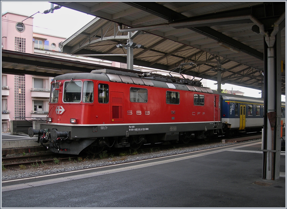 Die ex Swiss Express Re 4/4 II 11141 sollte verschrottet werden, wurde dafür auch abgestellt, dann aber 2008 überraschend reaktiviert und steht heute als 91 85 4 420 141-4 noch im Einsatz.
Lausanne, den 26. Juli 2016