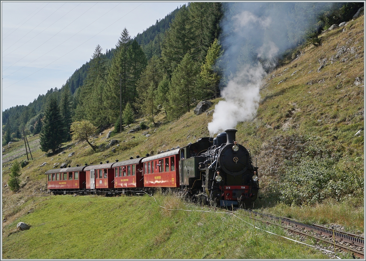 Die von Frankreich für Indochina bei der SLM bestellte, 1923 ausgelieferte und von der DFB (Dampfbahn Furka-Bergstrecke) aus Vietnam in die Schweiz zurückgeholte HG 4/4 704 hat mit ihrem Dampfzug 154 soeben Oberwald verlassen und dampft nun steil bergan in Richtung Furka mit dem Ziel Realp, welches kurz nach 16 Uhr erreicht werden wird. 

30. September 2021