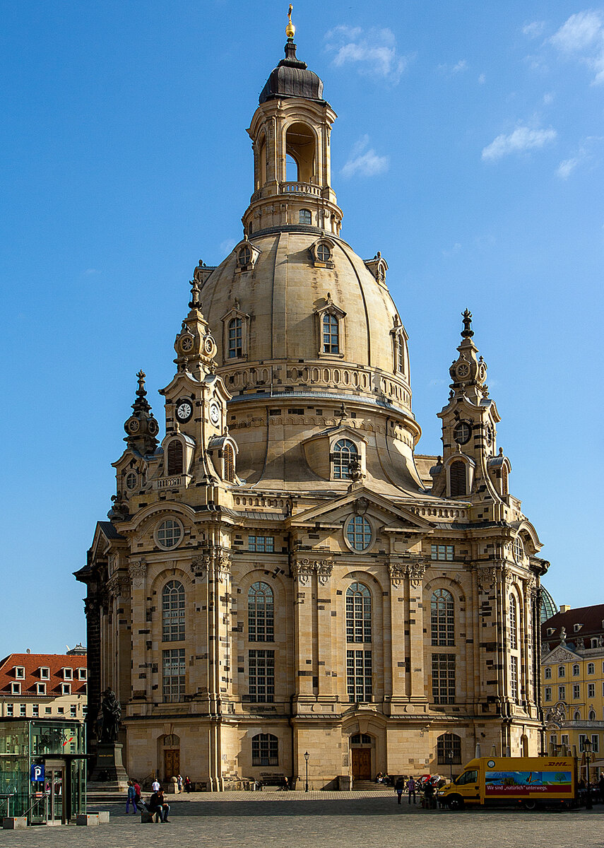 Die Frauenkirche in Dresden am 27.08.2013.

Die Frauenkirche in Dresden (ursprünglich Kirche Unserer Lieben Frau) ist eine evangelisch-lutherische Kirche des Barock und der prägende Monumentalbau des Dresdner Neumarkts. Sie gilt als prachtvolles Zeugnis des protestantischen Sakralbaus, besitzt eine der größten steinernen Kirchenkuppeln nördlich der Alpen und gilt als einer der größten Sandsteinbauten der Welt.

Die Dresdner Frauenkirche wurde von 1726 bis 1743 nach einem Entwurf von George Bähr erbaut und wurde zu einem Emblem sowohl des Dresdner Barocks wie auch der berühmten Stadtsilhouette. Am Ende des Zweiten Weltkriegs wurde sie während der Luftangriffe auf Dresden in der Nacht vom 13. zum 14. Februar 1945 durch den in Dresden wütenden Feuersturm schwer beschädigt und stürzte am Vormittag des 15. Februar ausgebrannt in sich zusammen. In der DDR blieb die Ruine erhalten und wurde als Mahnmal gegen Krieg und Zerstörung belassen. Nach der Wiedervereinigung begannen Anfang 1993 die Enttrümmerung und ab 1994 der Wiederaufbau des Kirchbaus. Die 2005 abgeschlossenen Arbeiten wurden überwiegend von Fördervereinen und Spendern aus aller Welt finanziert, darunter den US-amerikanischen „Friends of Dresden“. Am 30. Oktober 2005 fand in der Frauenkirche ein Weihegottesdienst und Festakt statt. Aus der Ruine wurde nun ein Symbol der Versöhnung.
