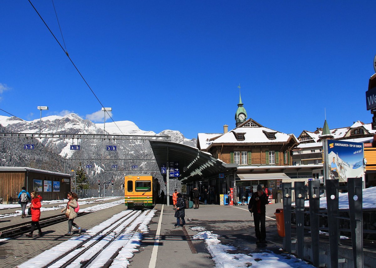 Die friedliche Atmosphäre am Bahnhof Wengen unter tiefblauem Himmel aber ohne Touristenscharen am 29.April 2017. Steuerwagen 243. 