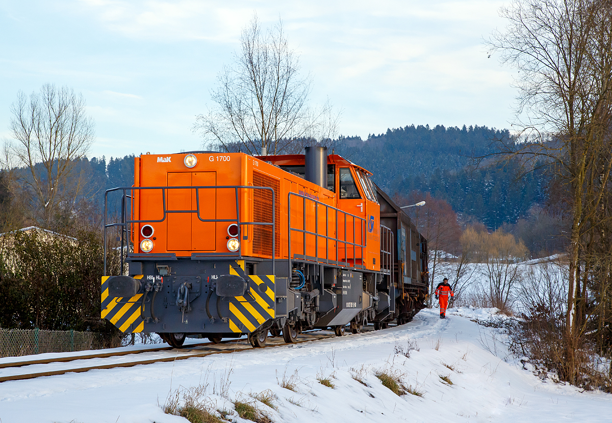 
Die frisch revidierte Lok 42 (92 80 1277 902-3 D-KSW) der Kreisbahn Siegen-Wittgenstein (KSW), eine Vossloh MaK G 1700 BB, am 27.01.2017 mit einem beladenen Coil-Güterzug (Teleskophaubenwagen der Gattung Shimmns 2) in Neunkirchen-Salchendorf kurz vor dem Bü Wildener Str., hier geht es gleich in der Steilstrecke und der Spitzkehre zum Pfannenberg hinauf. 

Dort oben wo früher (bis 1962) die  Eisenerzgrube  Pfannenberger Einigkeit  befand werden die Blechcoils zu Spaltband, Tafeln und anderen Produkten weiter verarbeitet, der Versand erfolgt dann leider per LKW´s. 