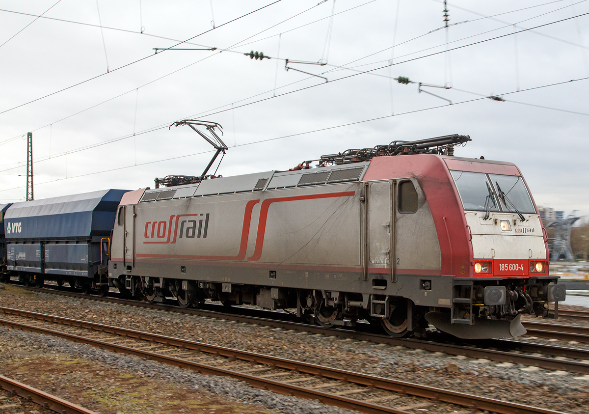 
Die für die Crossrail AG fahrende 185 600-4 (91 80 6185 600-4 D-XRAIL) zieht am 03.03.2016 einen Kohlewagenzug durch Koblenz-Ehrenbreitstein in Richtung Norden. 

Die TRAXX F140 AC2 wurde 2008 von Bombardier Transportation GmbH in Kassel unter der Fabriknummer 34268 gebaut. Eigentümer ist die Beacon Rail Leasing Ltd mit Sitz in London. 

Da ich hier nicht ganz mit der Belichtungszeit hinkam, habe ich die Kamera etwas mitgezogen.