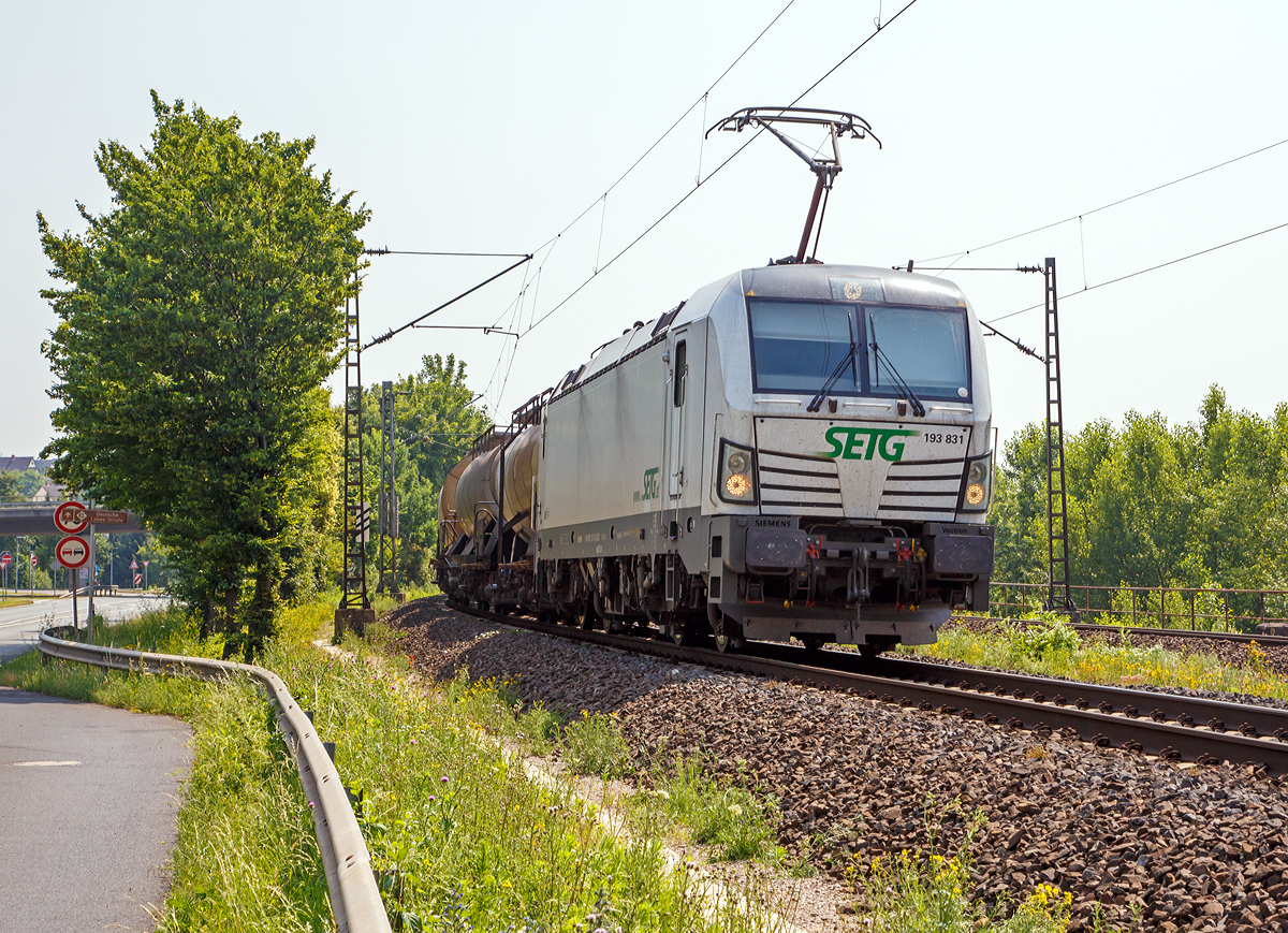 
Die fr die SETG - Salzburger Eisenbahn Transportlogistik GmbH (Salzburg) fahrende 193 831-5 (91 80 6193 831-5 D-ELOC), eine Siemens Vectron AC der Europesold to Locomotive Leasing (Wien), fhrt am 03.07.2015 mit einem Kesselwagenzug, zwischen Neuwied und Leutesdorf, auf der Rechten Rheinstrecke in Richtung Norden.

Die Siemens Vectron AC wurde 2014 von Siemens Mobilitiy in Mnchen unter der Fabriknummer 21844 gebaut.

Die Lok mit einer Leistung von 6,4 MW hat eine Hchstgeschwindigkeit 160 km/h und die Zulassungen fr D, A und H